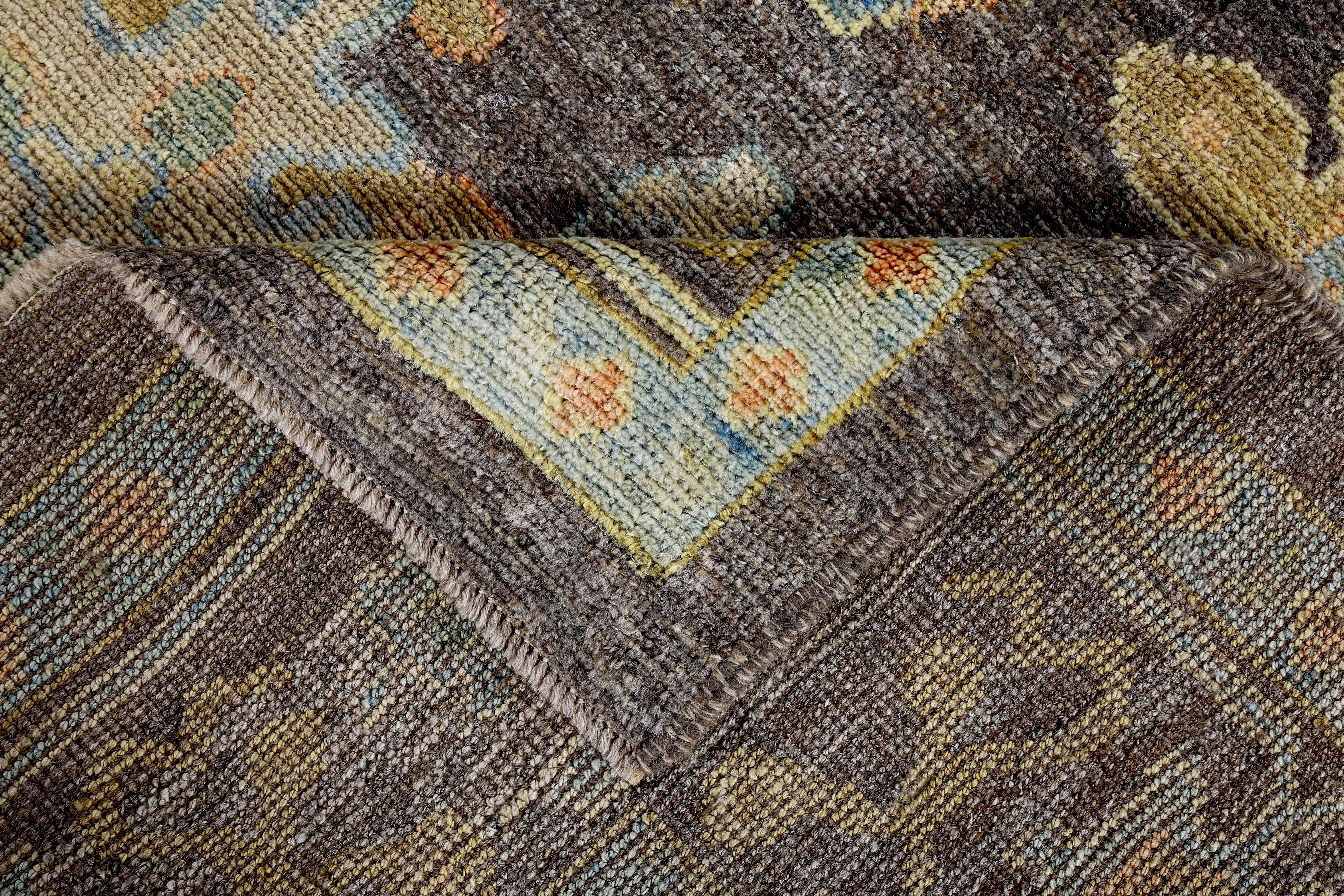 Türkischer Oushak-Teppich mit blauen und beigefarbenen Blumenmuster auf braunem Feld im Angebot 2
