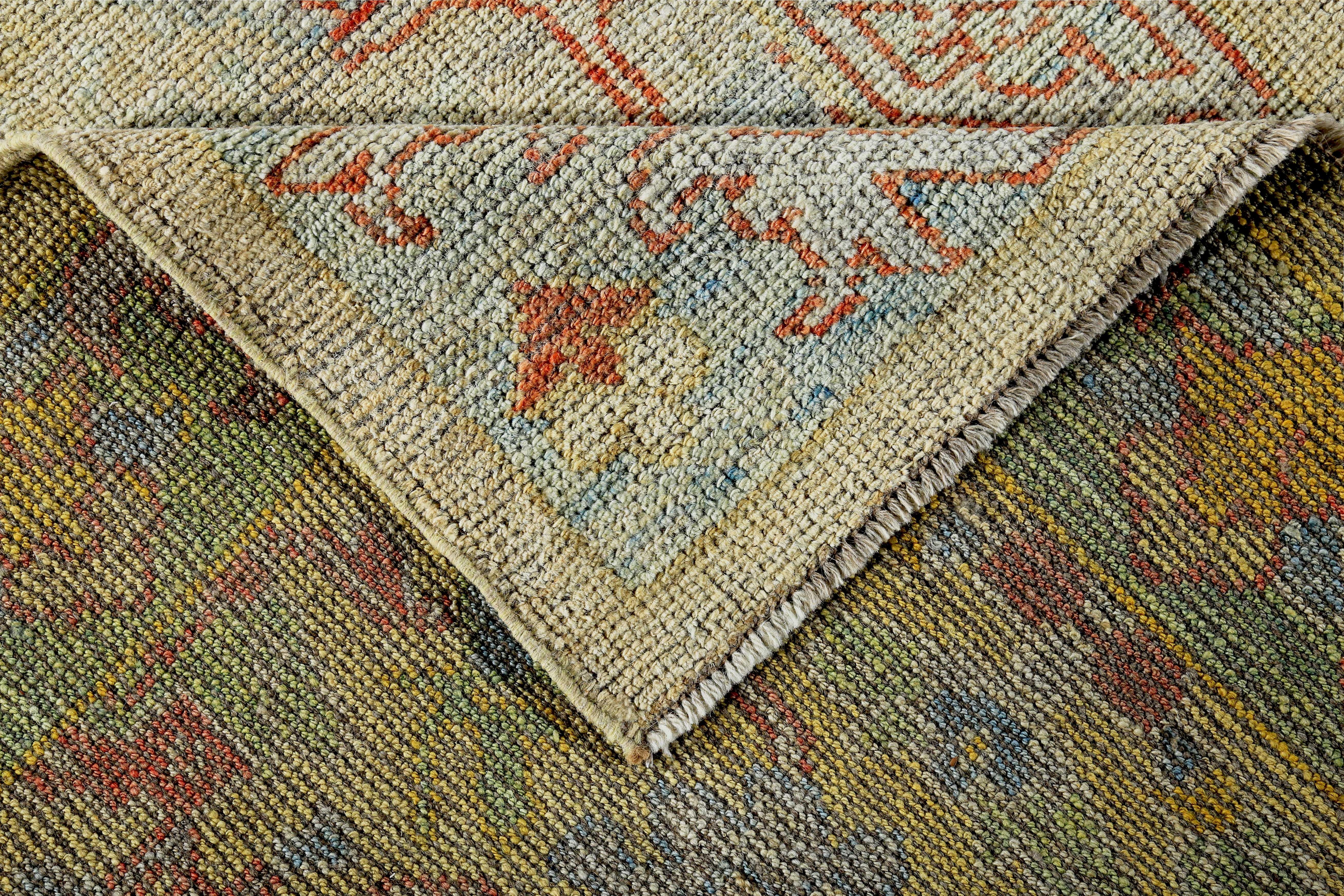 Tapis turc Oushak avec détails floraux bleus et rouille sur fond ivoire Excellent état - En vente à Dallas, TX