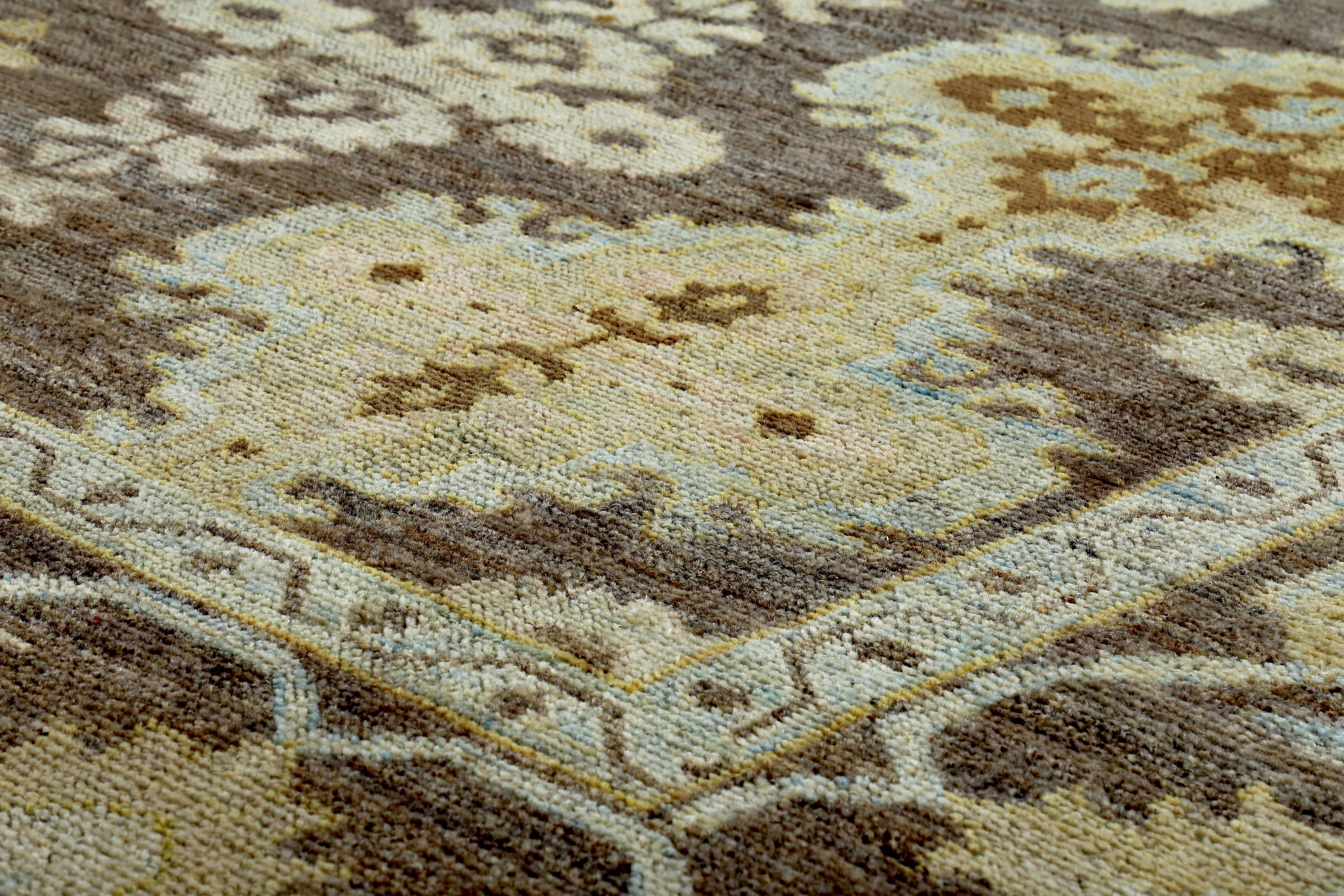 Turco Tappeto turco Oushak con teste di fiori blu, gialle e beige su campo marrone in vendita