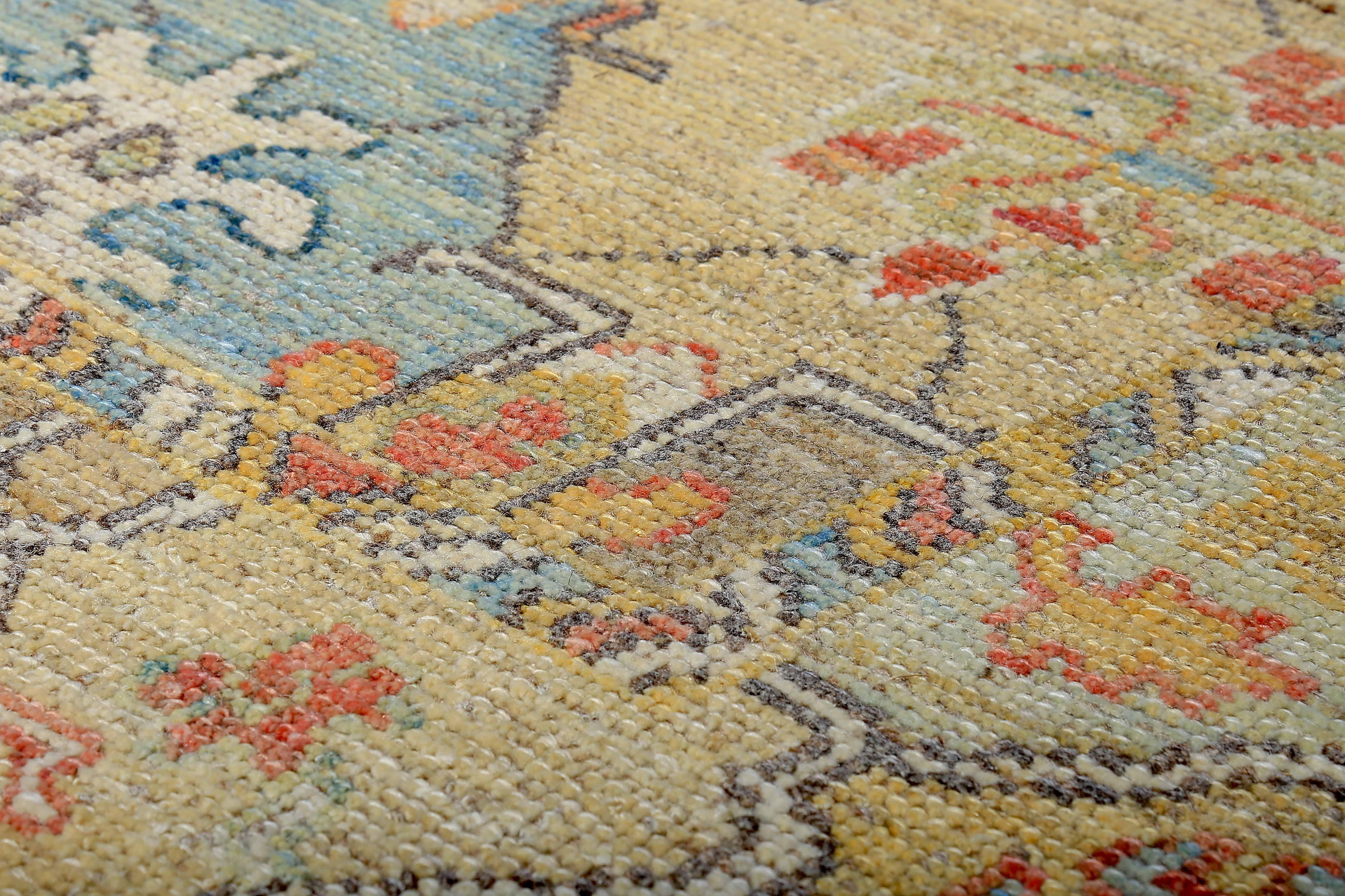 Tissé à la main Tapis turc Oushak avec détails floraux bleus et jaunes sur fond ivoire en vente