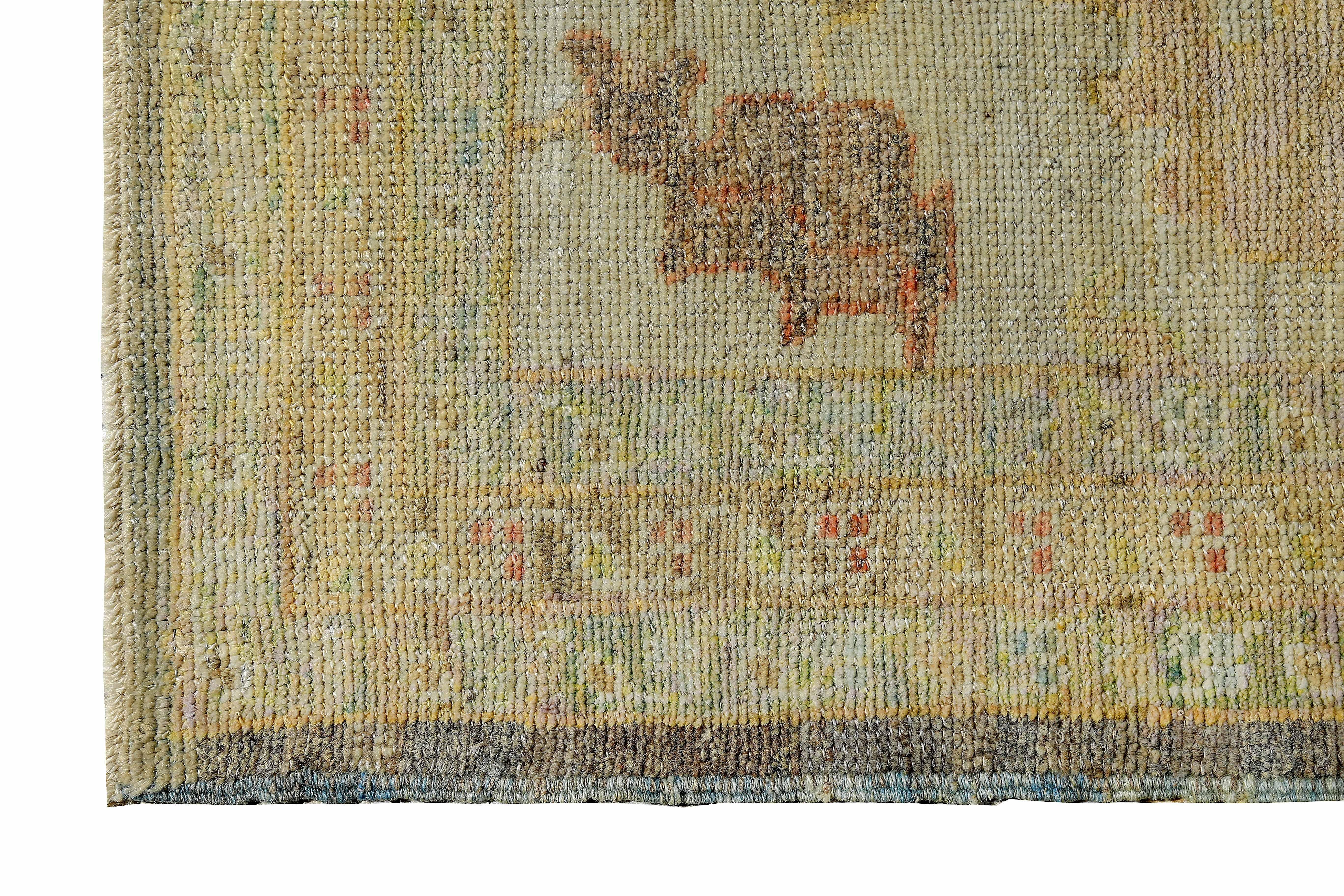 Türkischer Oushak-Teppich mit braunen und goldenen Blumendetails auf elfenbeinfarbenem Feld im Zustand „Hervorragend“ im Angebot in Dallas, TX