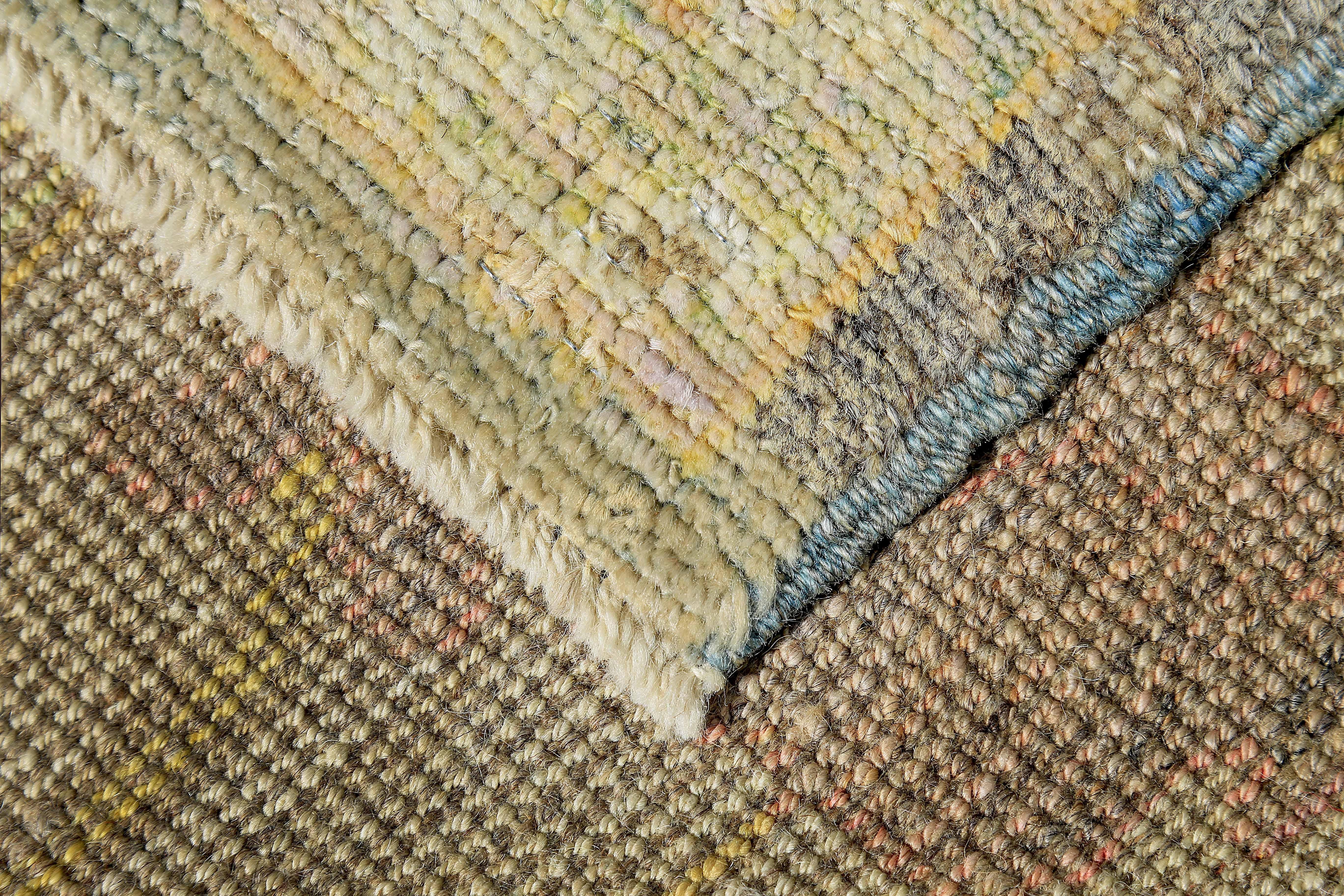 Türkischer Oushak-Teppich mit braunen und goldenen Blumendetails auf elfenbeinfarbenem Feld (20. Jahrhundert) im Angebot