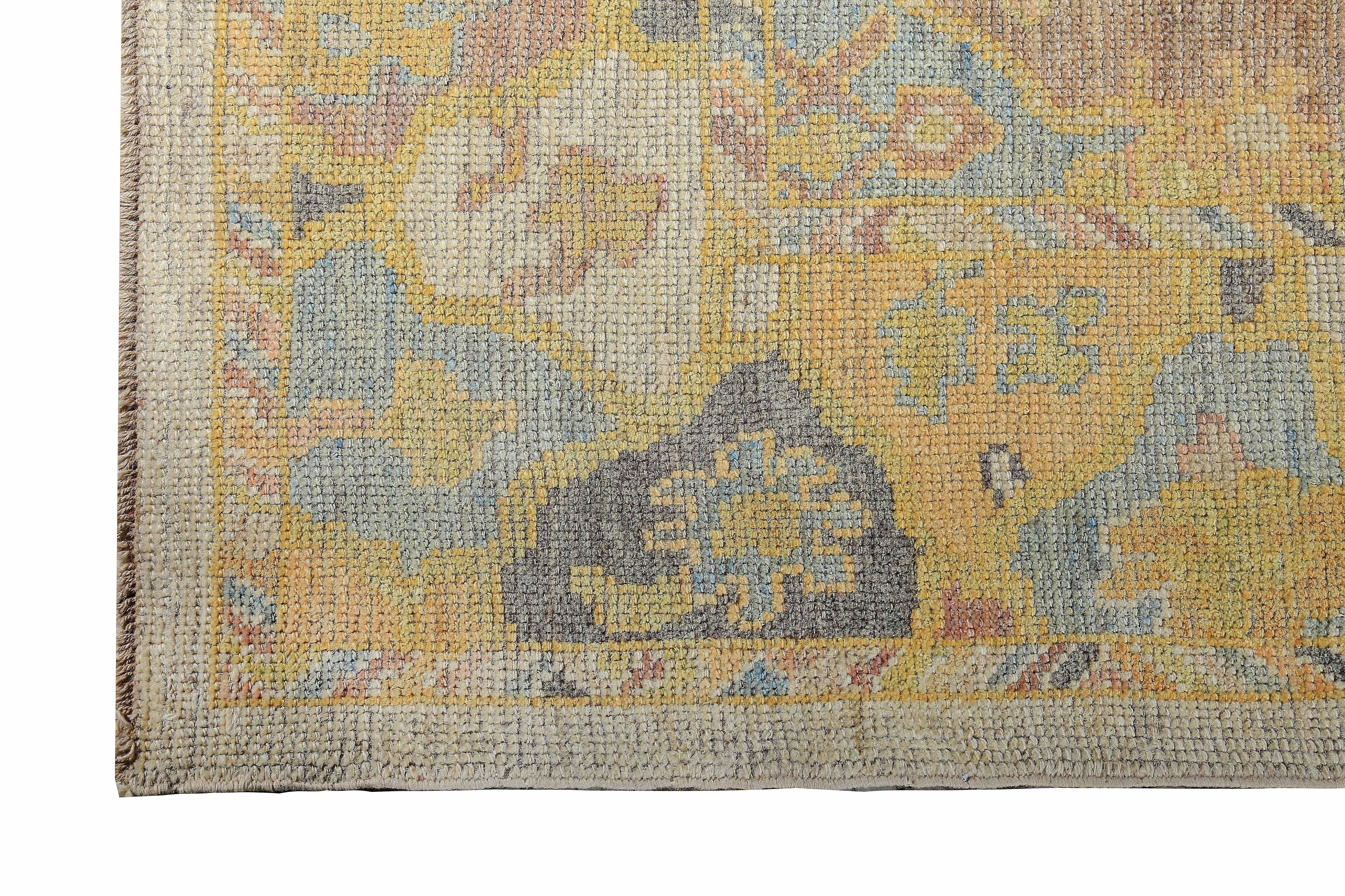 Türkischer Oushak-Teppich mit braunen und grauen Blumendetails auf gelbem und elfenbeinfarbenem Feld (Handgewebt) im Angebot