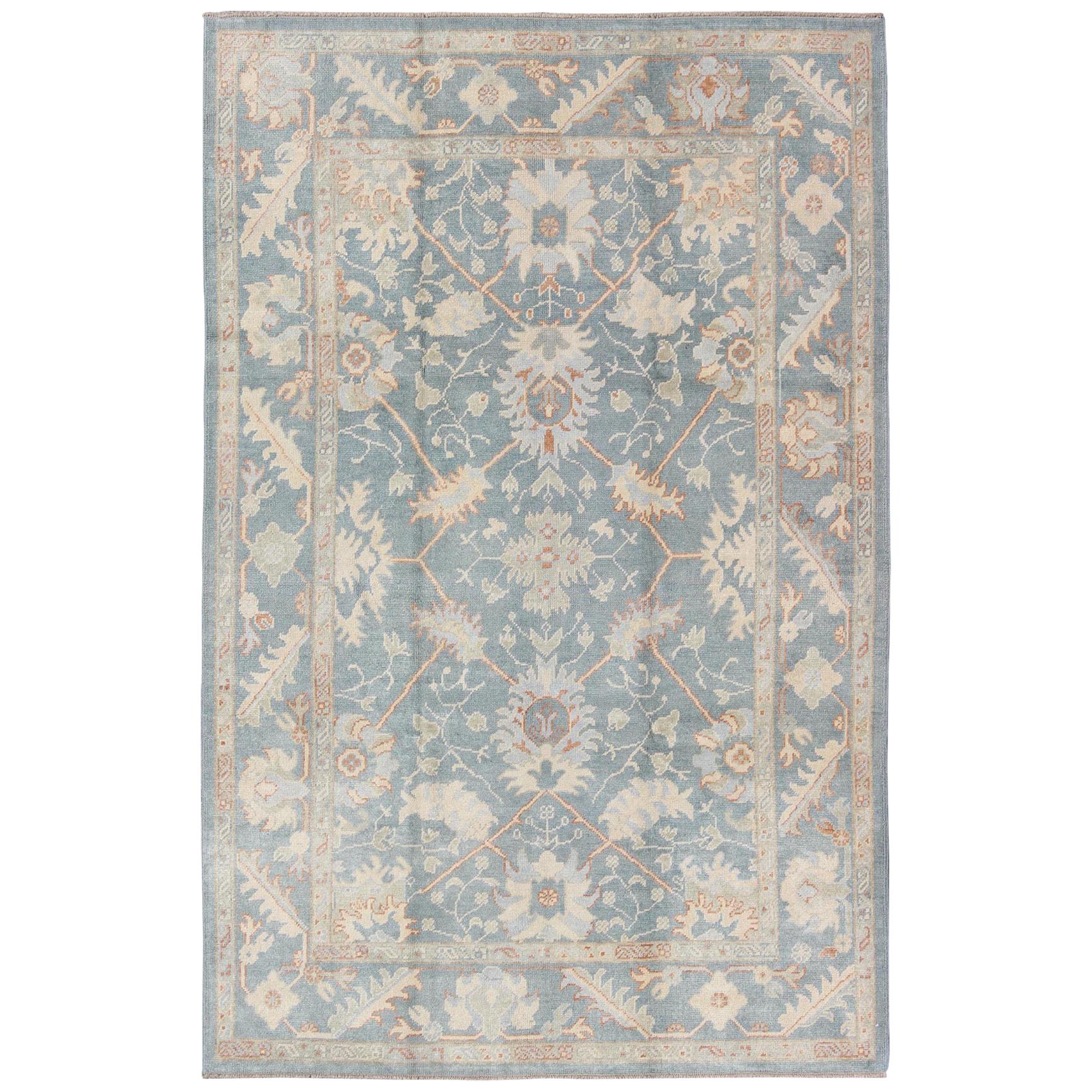 Türkischer Oushak-Teppich mit floralem Design in hellem Stahl-Blau und Korallen-Akzent