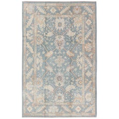 Tapis turc Oushak à motifs floraux en acier clair, bleu clair et corail