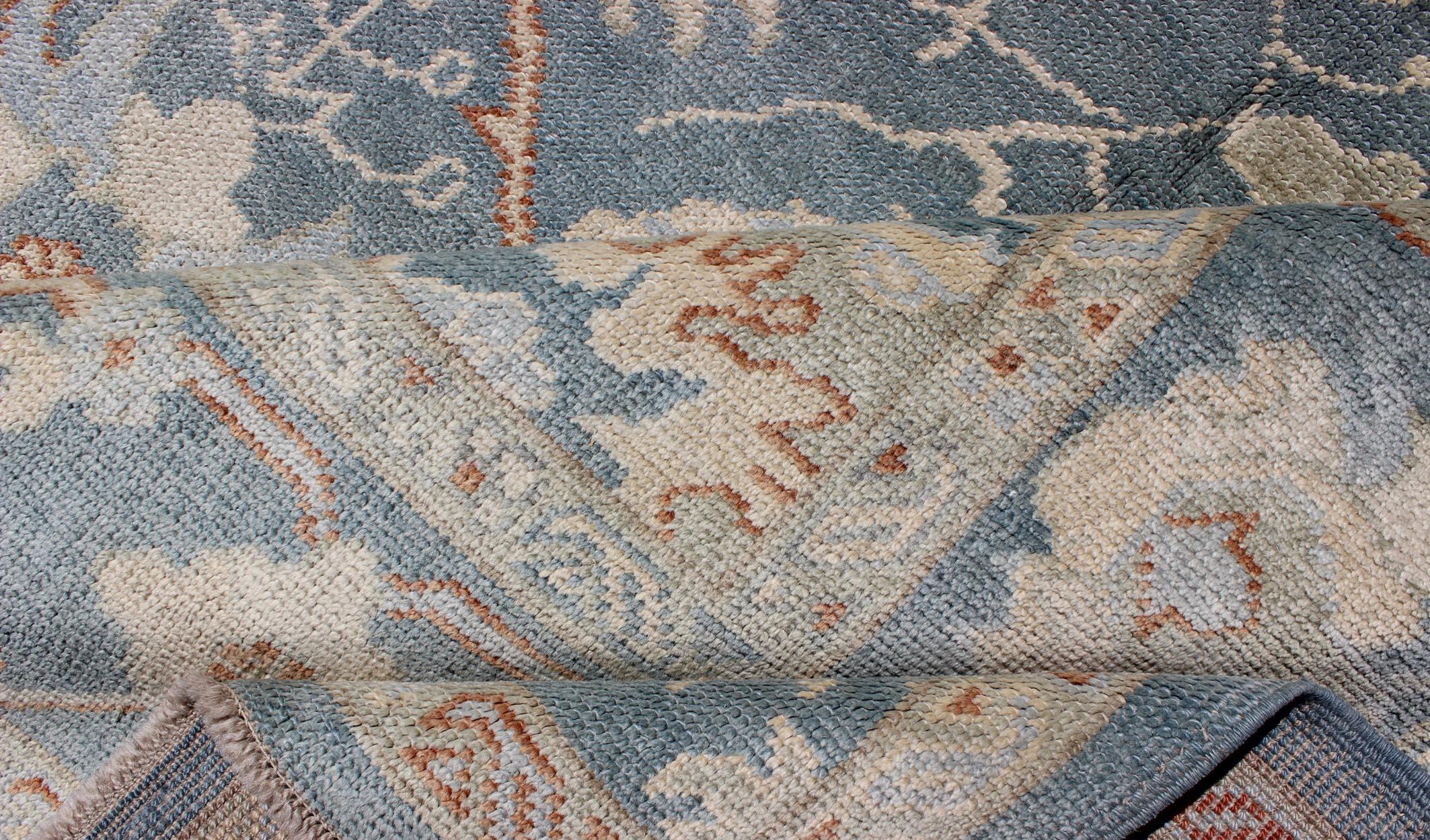 Tappeto turco Oushak con disegno floreale in blu acciaio chiaro e accenti di corallo in vendita 3