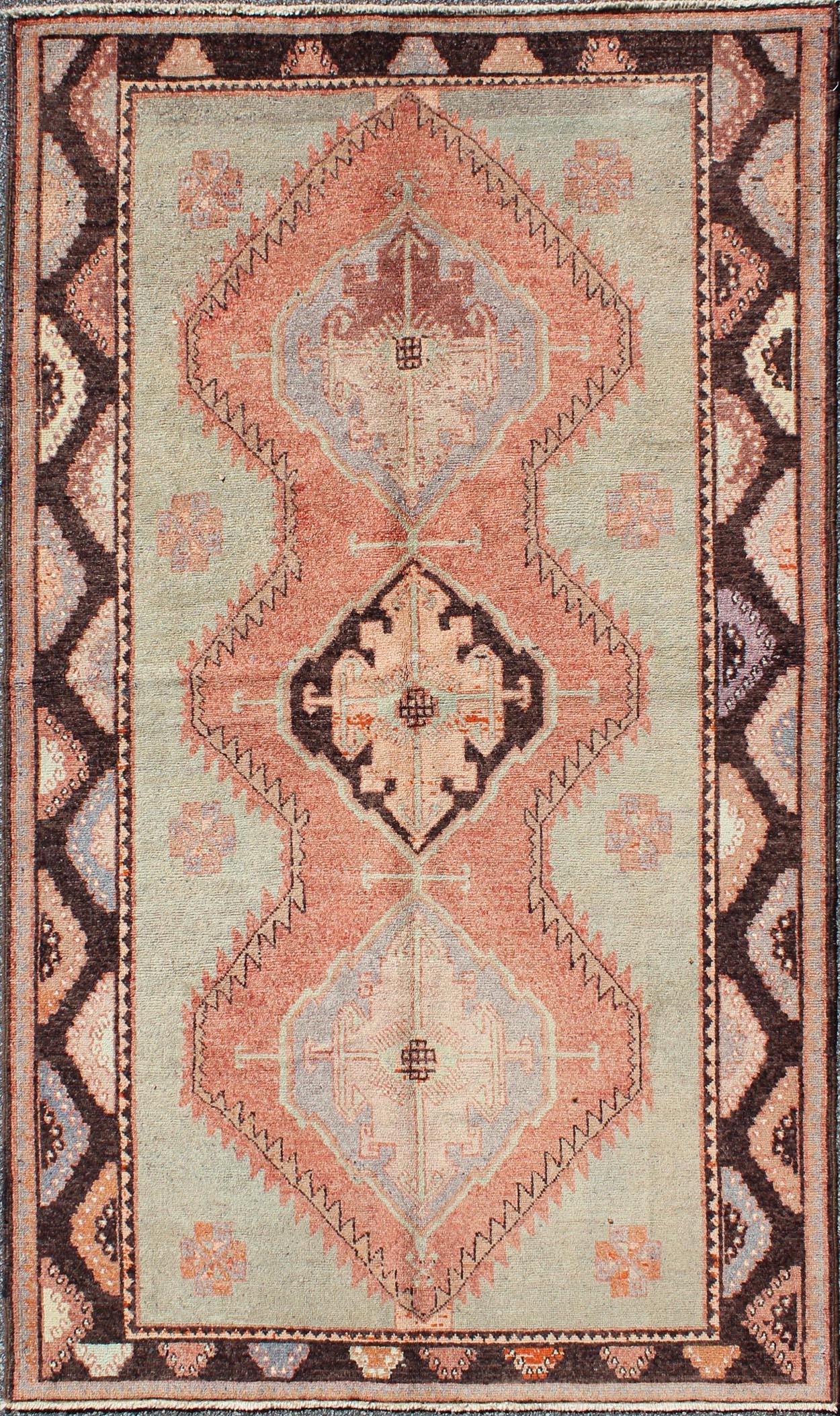 Türkischer Oushak-Teppich mit Geometrien in Mandarine, Grün und Braun im Angebot 2