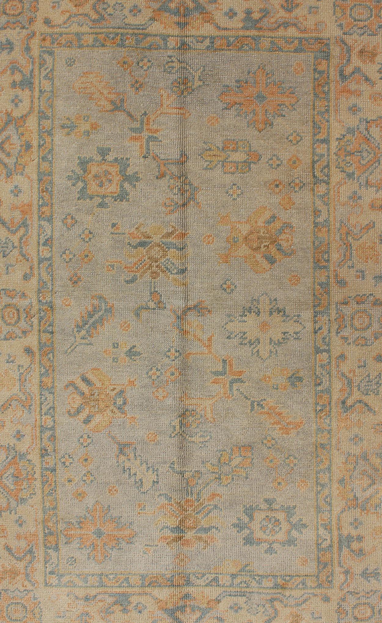 Tappeto Oushak turco con tavolozza di colori verdi e neutri e disegno floreale all-over, tappeto en-302, paese d'origine/tipo: Turchia / Oushak-1980

Questo tappeto tradizionale Oushak proveniente dalla Turchia presenta una tavolozza di colori