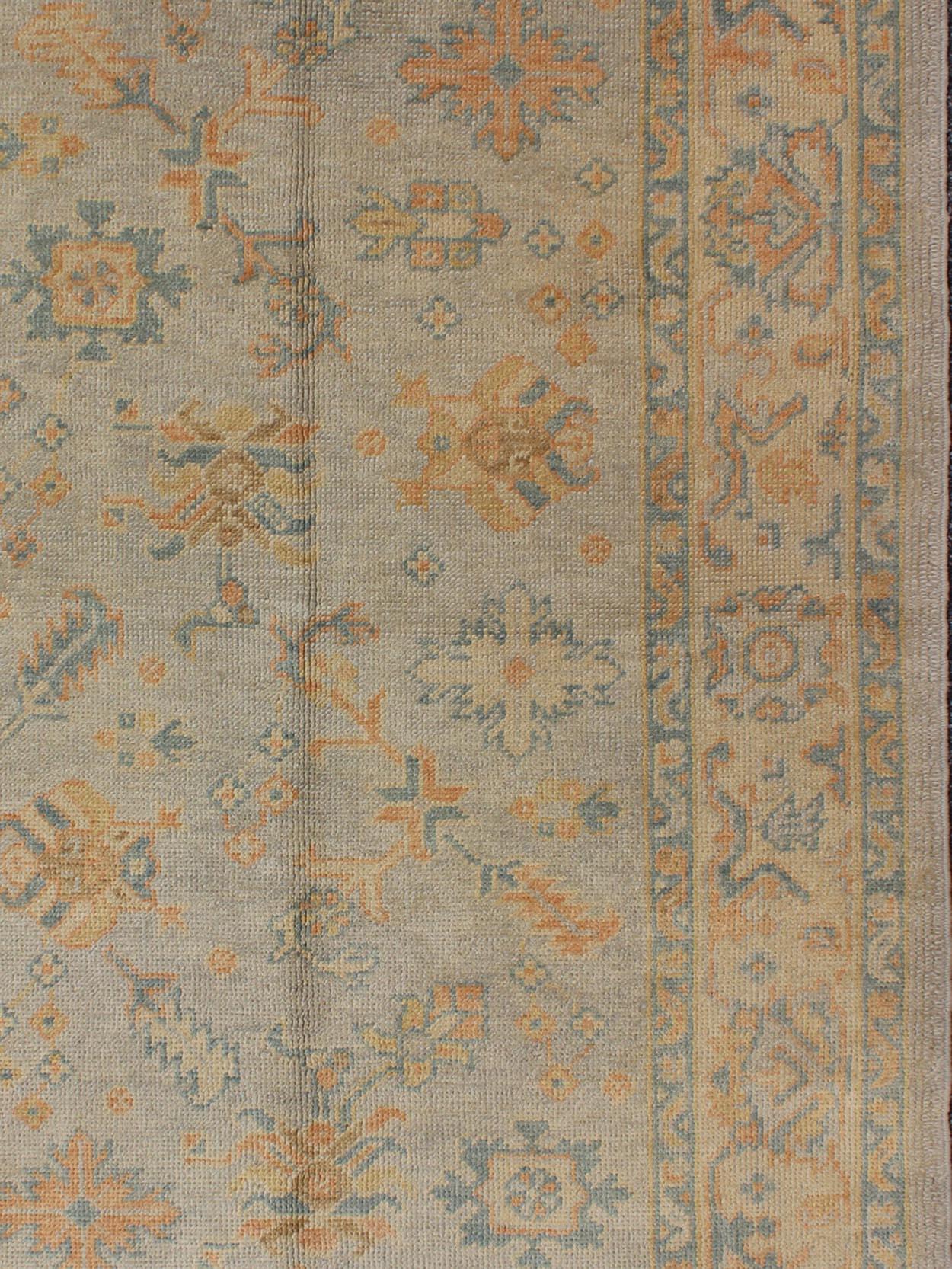 Annodato a mano Tappeto turco Oushak con colori verdi e neutri e disegno floreale all-over in vendita