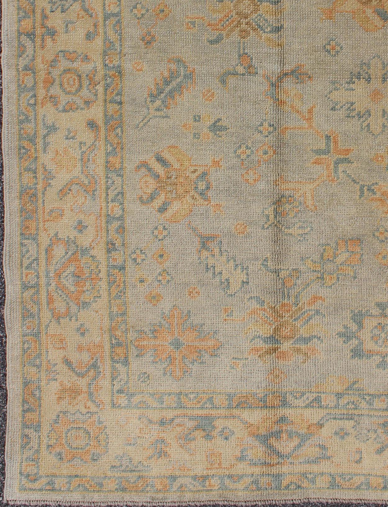 Fine XX secolo Tappeto turco Oushak con colori verdi e neutri e disegno floreale all-over in vendita