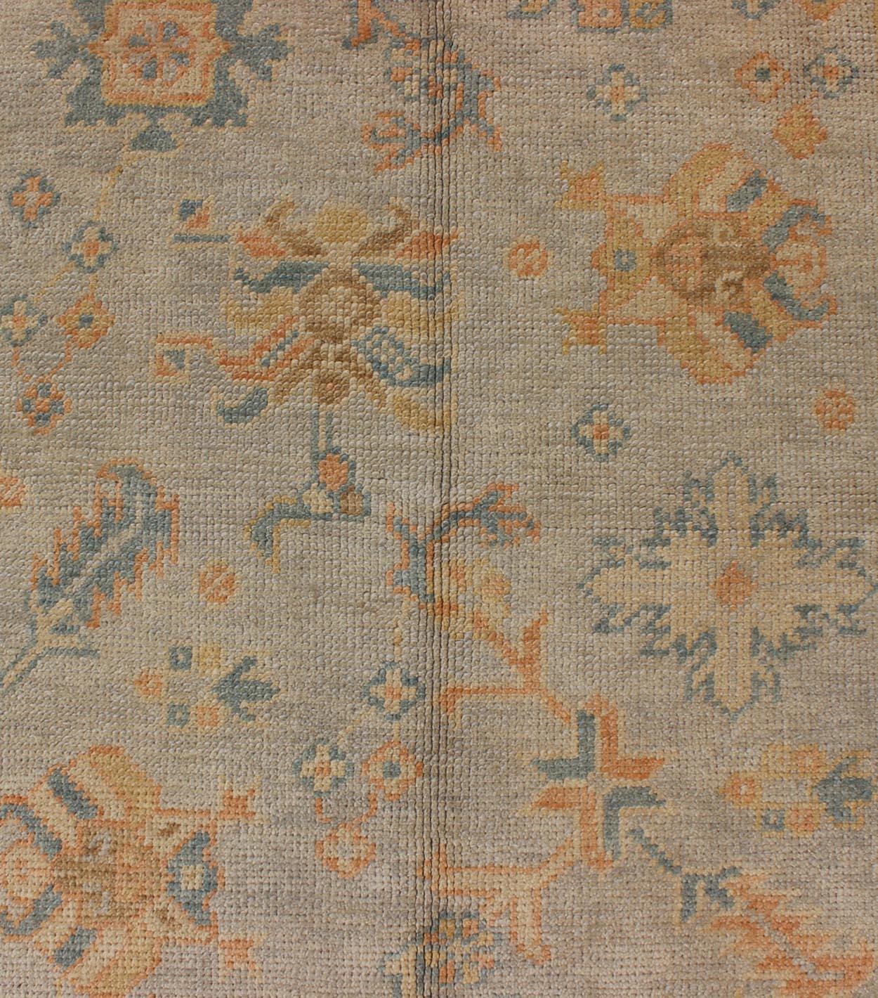 Lana Tappeto turco Oushak con colori verdi e neutri e disegno floreale all-over in vendita