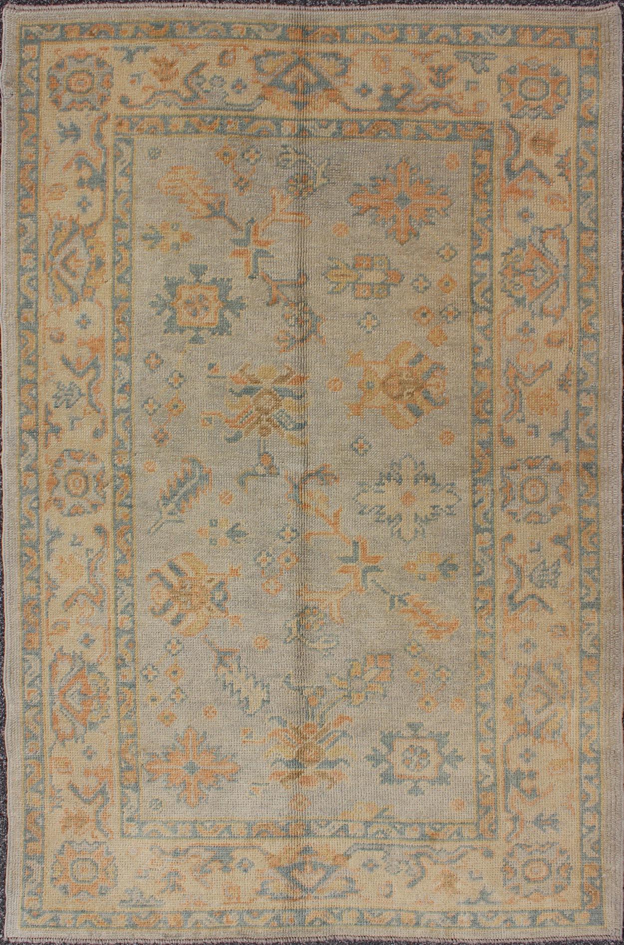Tappeto turco Oushak con colori verdi e neutri e disegno floreale all-over