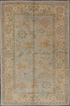 Tappeto turco Oushak con colori verdi e neutri e disegno floreale all-over