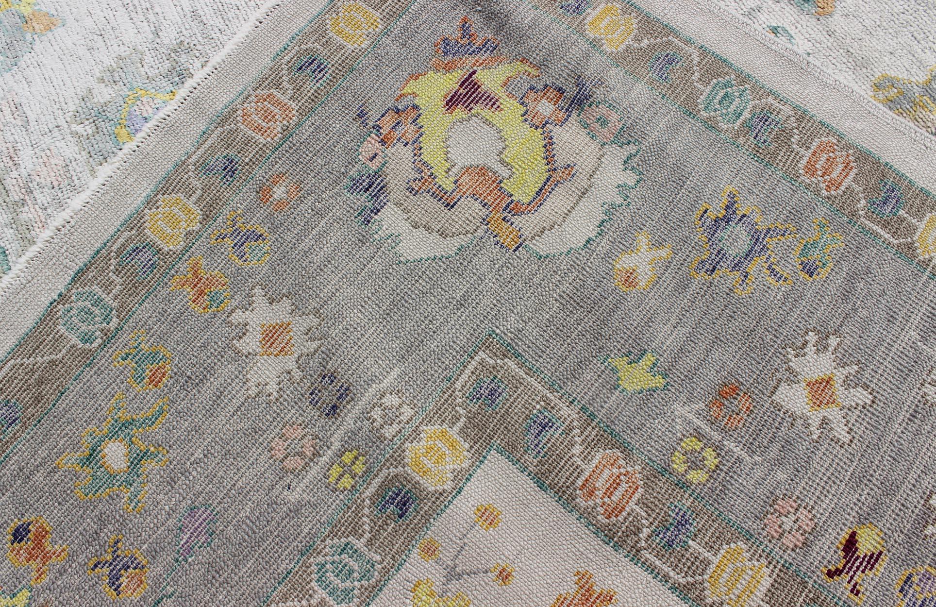 Keivan Woven Arts Türkischer Oushak-Teppich  In grauer Bordüre 10'2 x 14' im Angebot 4