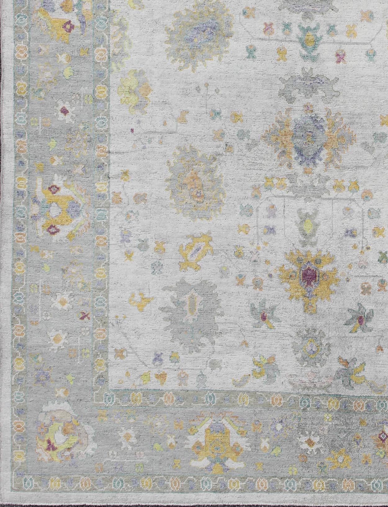 Großer türkischer Oushak-Teppich mit neutraler Farbpalette und Allover-Blumenmuster. Keivan Woven Arts / Teppich EN-165632, Herkunftsland / Art: Türkei / Oushak. 

Maße: 10'2 x 14'.

Dieser Oushak-Teppich mit klassischem Design aus der Türkei