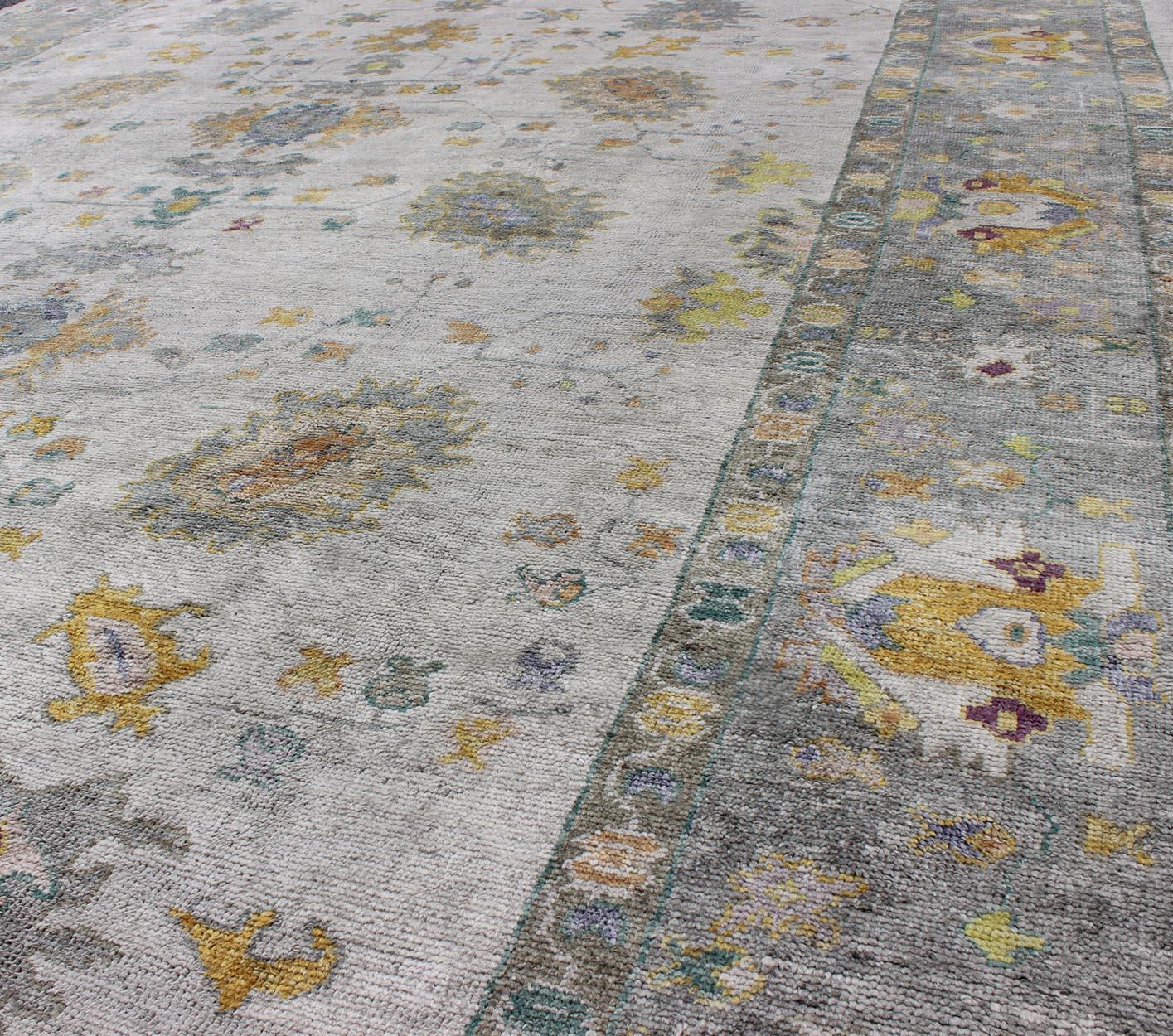 Keivan Woven Arts Türkischer Oushak-Teppich  In grauer Bordüre 10'2 x 14' (21. Jahrhundert und zeitgenössisch) im Angebot