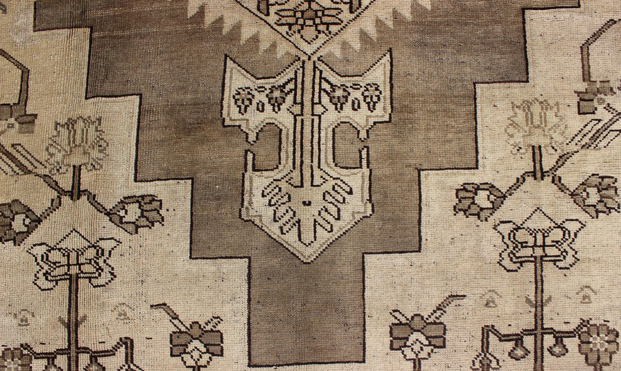 Türkischer Oushak-Teppich mit mehrlagigem, subgeometrischem Vintage-Stil in Braun- und Cremetönen im Angebot 4