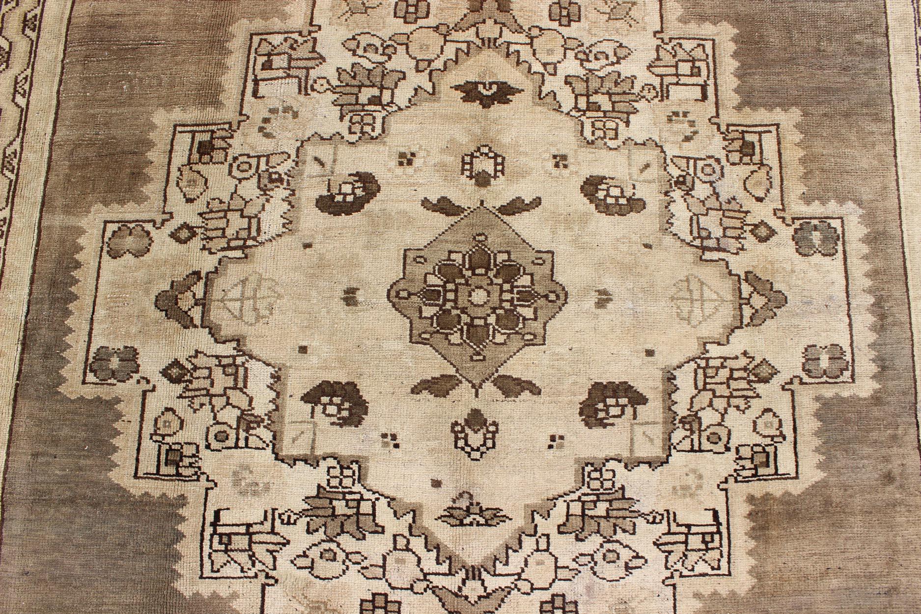 Türkischer Oushak-Teppich mit mehrlagigem, subgeometrischem Vintage-Stil in Braun- und Cremetönen im Angebot 2