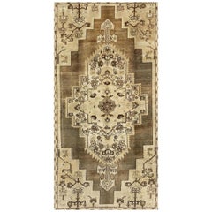 Türkischer Oushak-Teppich mit mehrlagigem, subgeometrischem Vintage-Stil in Braun- und Cremetönen