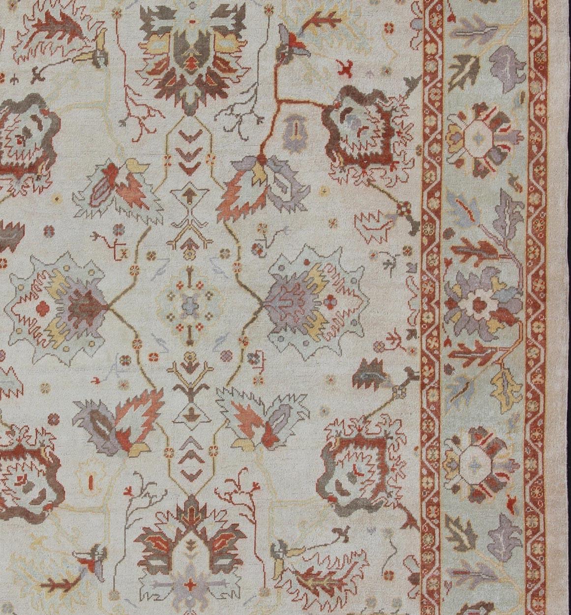 Türkischer Oushak, Teppich/ EN-649,  Dieser klassische Oushak-Teppich aus der Türkei zeichnet sich durch eine farbenfrohe Farbpalette und ein All-Over-Muster aus floralen Formen aus, das von einer allumfassenden, komplementären Bordüre umgeben ist.