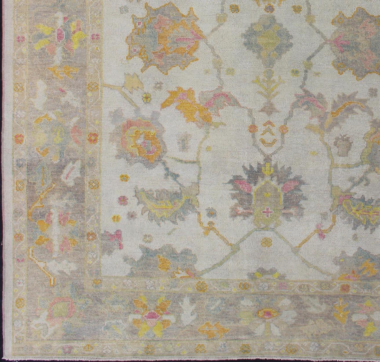Turco Tappeto turco Oushak con tavolozza di colori tenui e disegno floreale all over in vendita