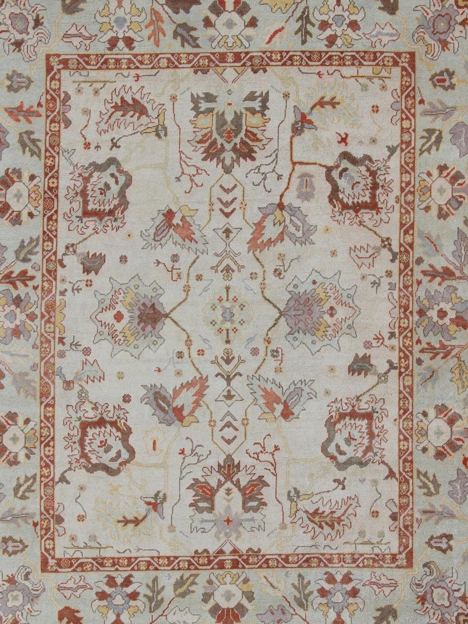 Türkischer Oushak-Teppich mit gedeckter Farbpalette und durchgehendem Blumenmuster im Zustand „Hervorragend“ im Angebot in Atlanta, GA