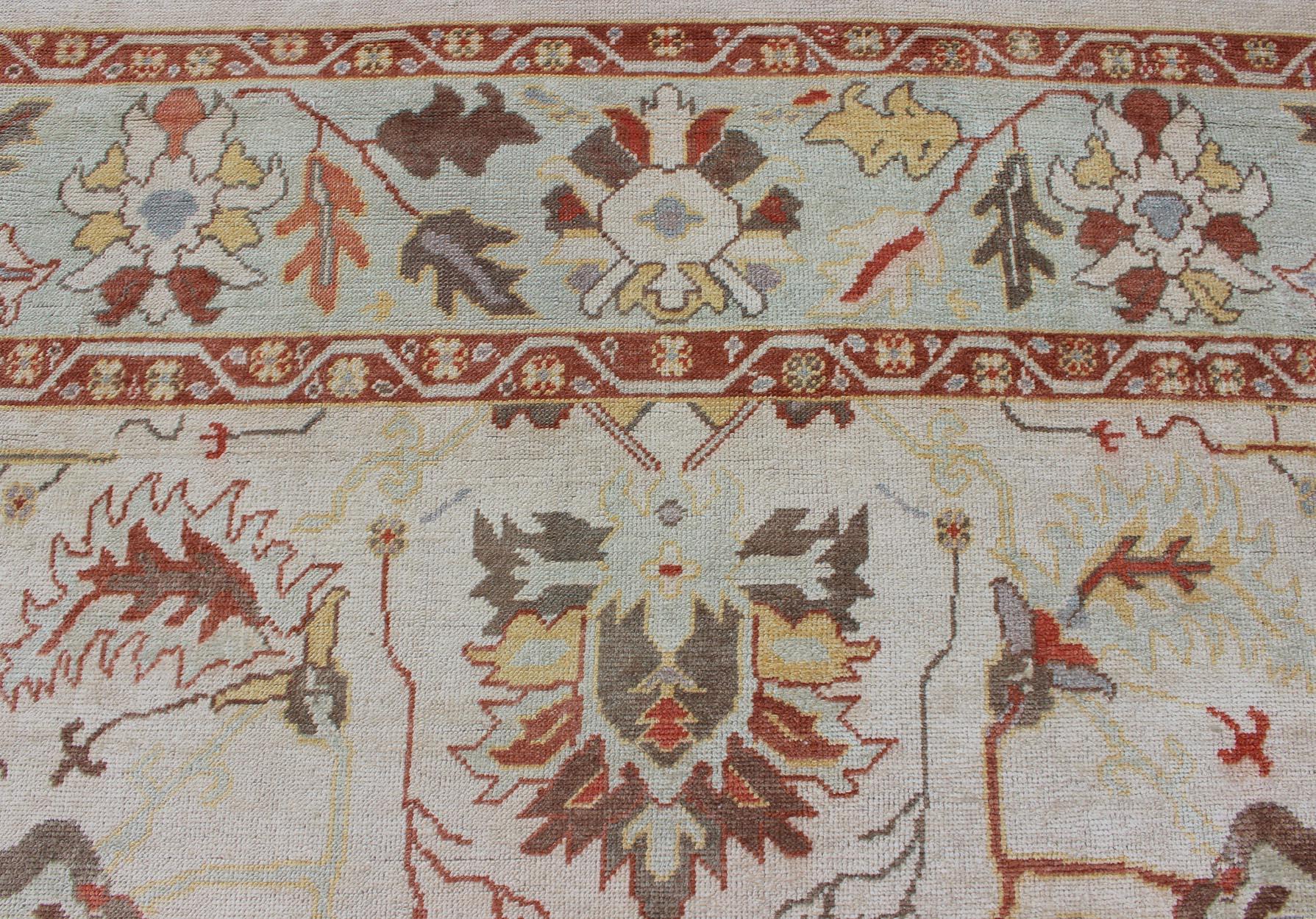 Türkischer Oushak-Teppich mit gedeckter Farbpalette und durchgehendem Blumenmuster im Angebot 1