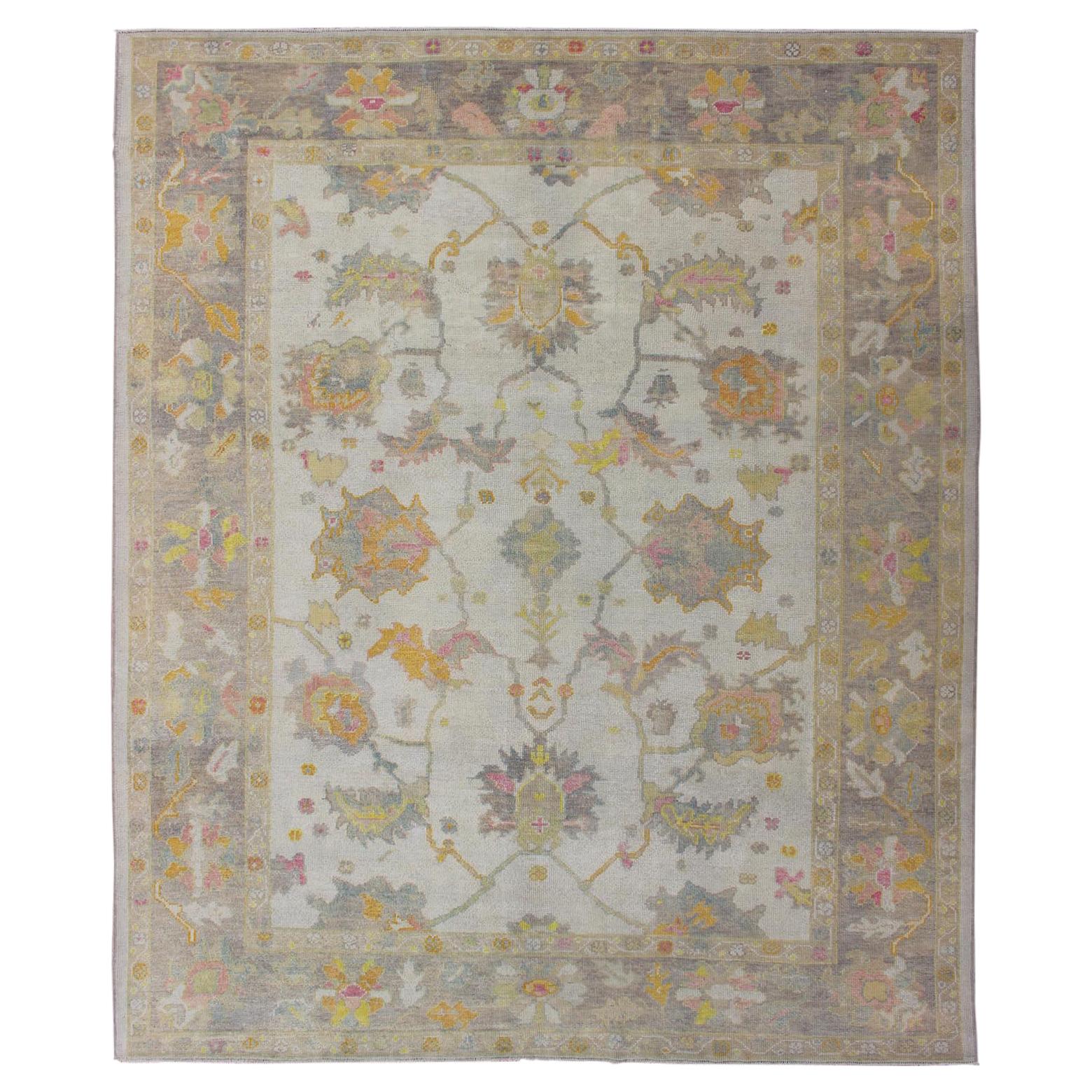 Türkischer Oushak-Teppich mit gedämpfter Farbpalette und All-Over-Blumenmuster
