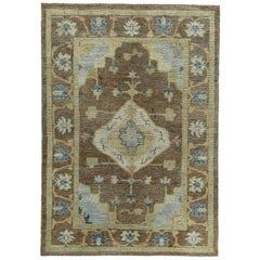 Tapis turc Oushak avec des têtes de fleurs de couleur marine et ivoire sur fond brun