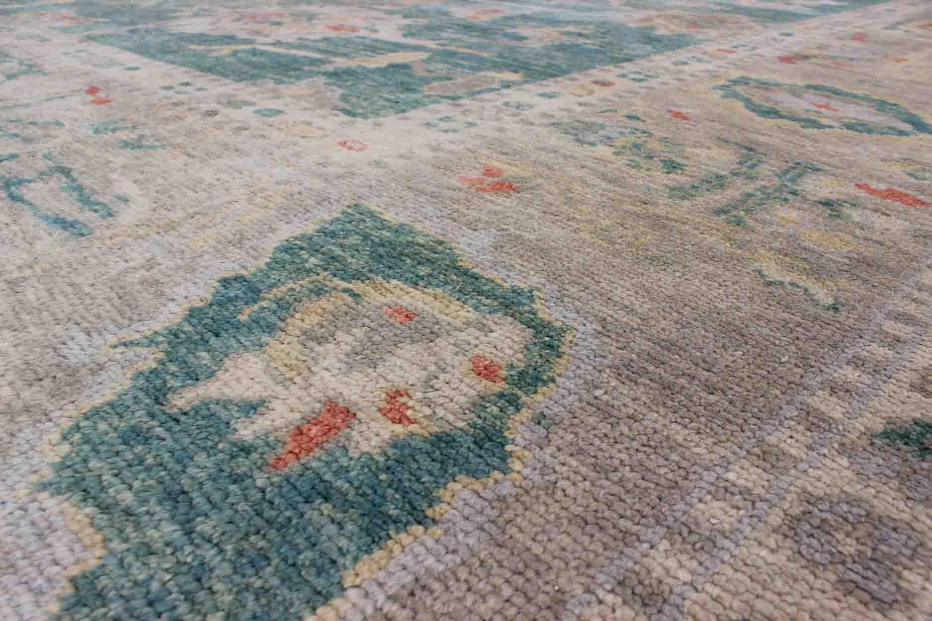 Tappeto turco Oushak di colore verde, realizzato in lana filata a mano e con un design all-over In condizioni ottime in vendita a Atlanta, GA