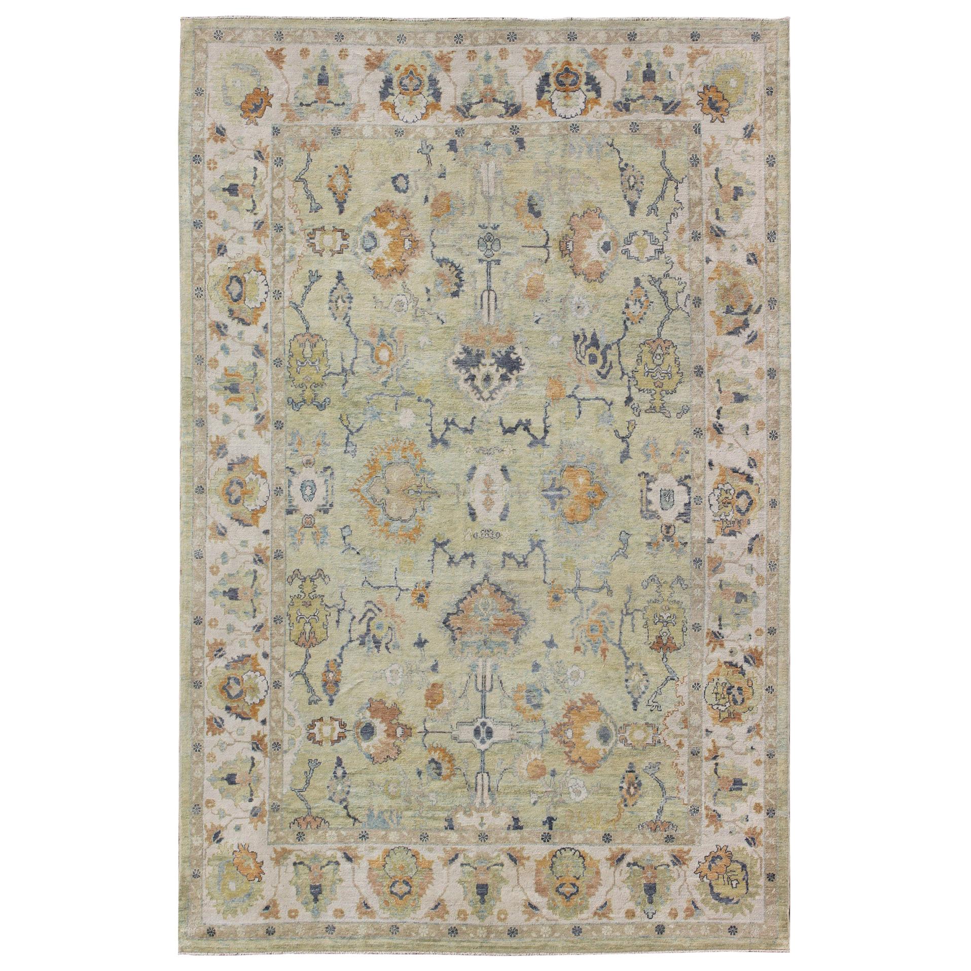 Tapis turc Oushak avec palette de couleurs neutres et motif de fleurs sur toute la surface