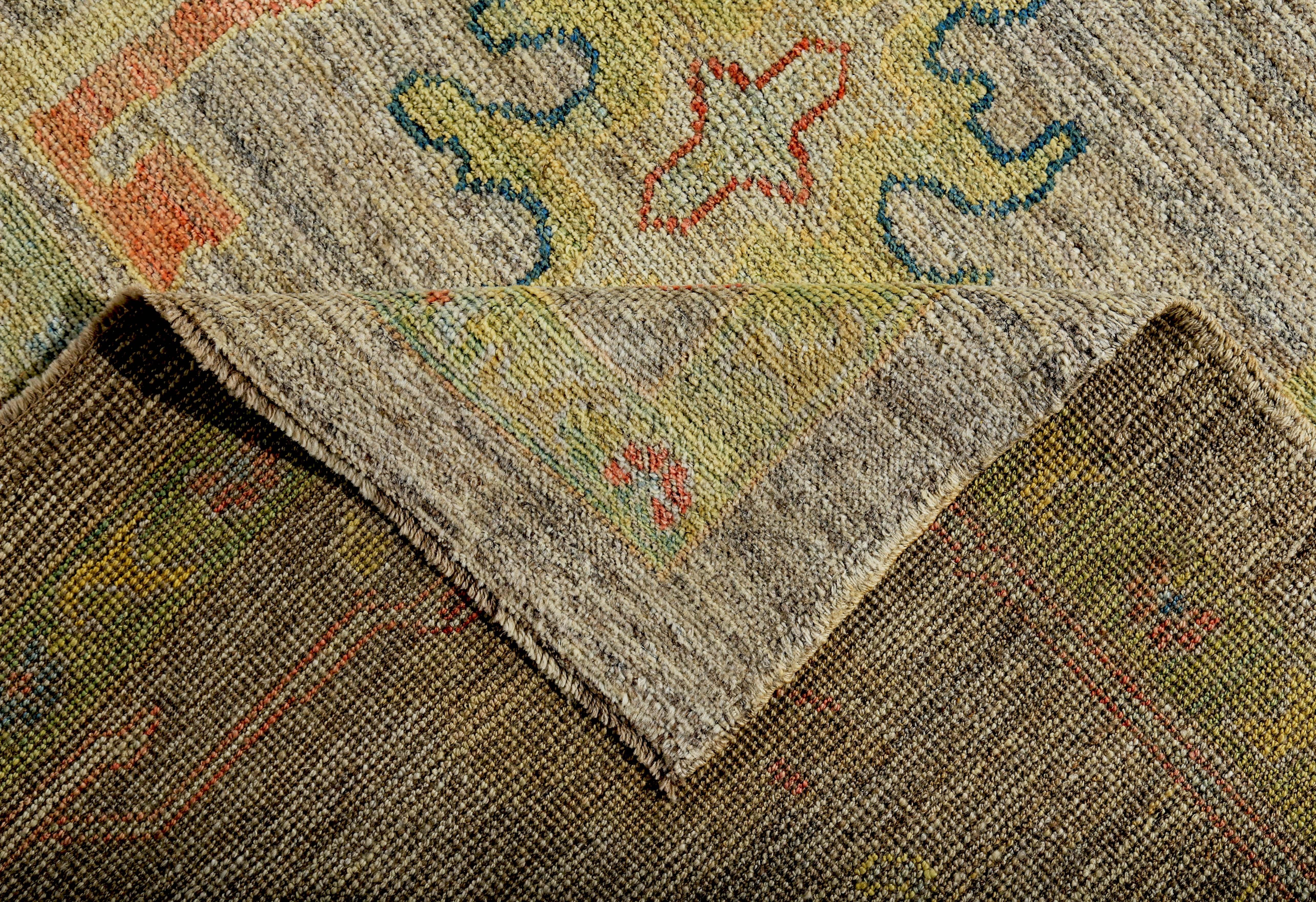 Türkischer Oushak-Teppich mit orangefarbenen und goldenen Blumendetails auf braunem Feld (Wolle) im Angebot