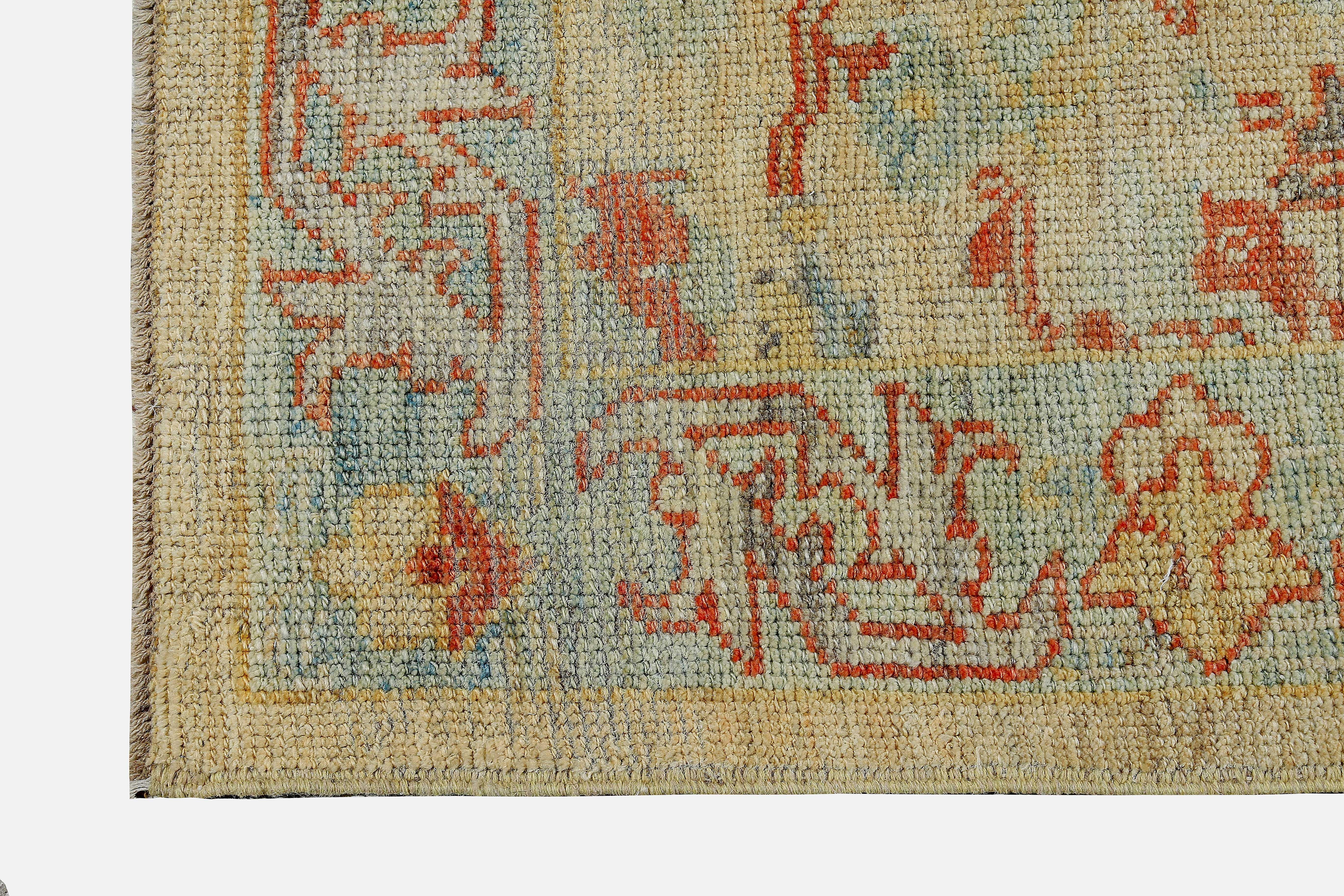 Türkischer Oushak-Teppich mit orangefarbenen und grauen floralen Details auf elfenbeinfarbenem Feld (Handgewebt) im Angebot
