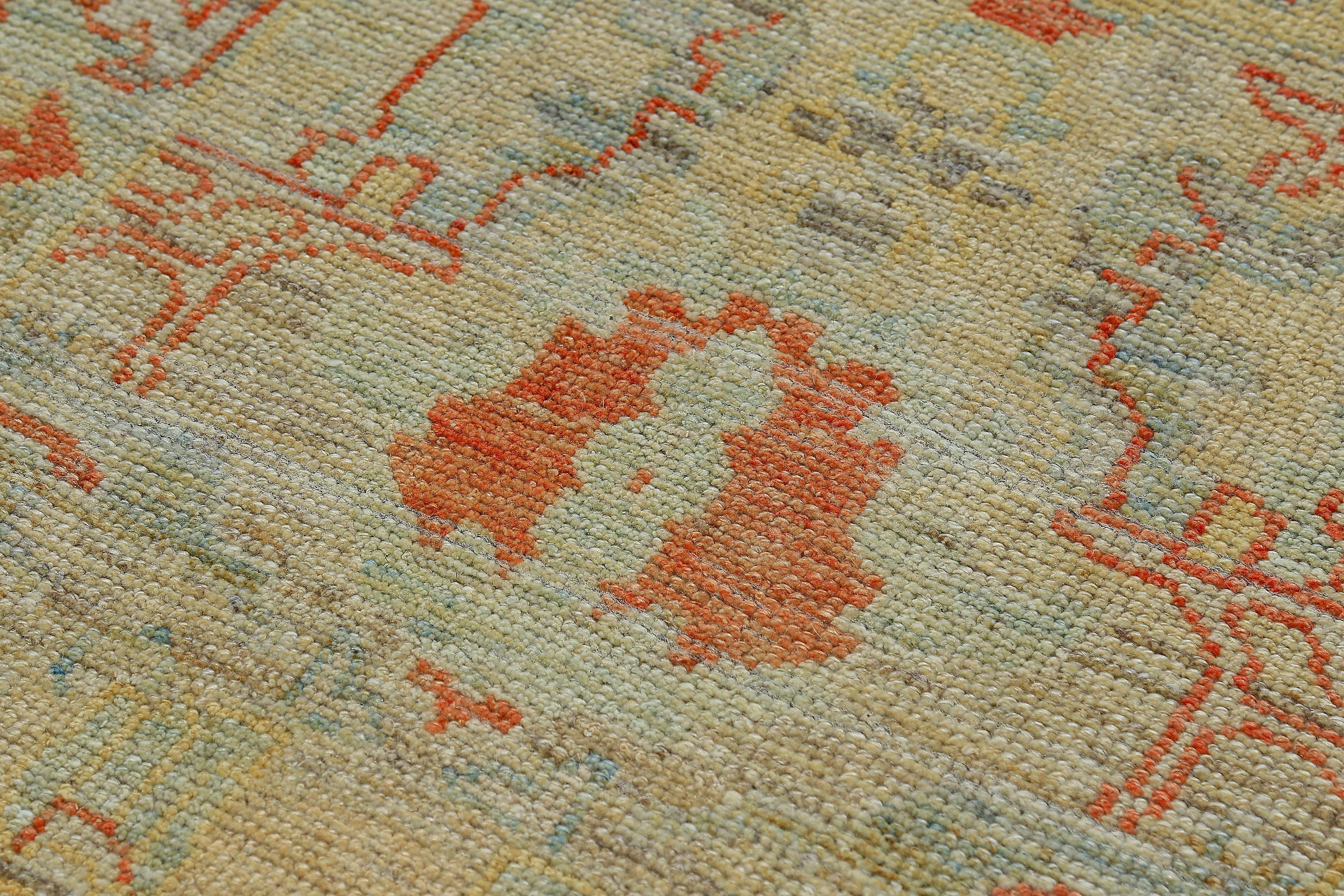 Türkischer Oushak-Teppich mit orangefarbenen und grauen floralen Details auf elfenbeinfarbenem Feld im Zustand „Hervorragend“ im Angebot in Dallas, TX