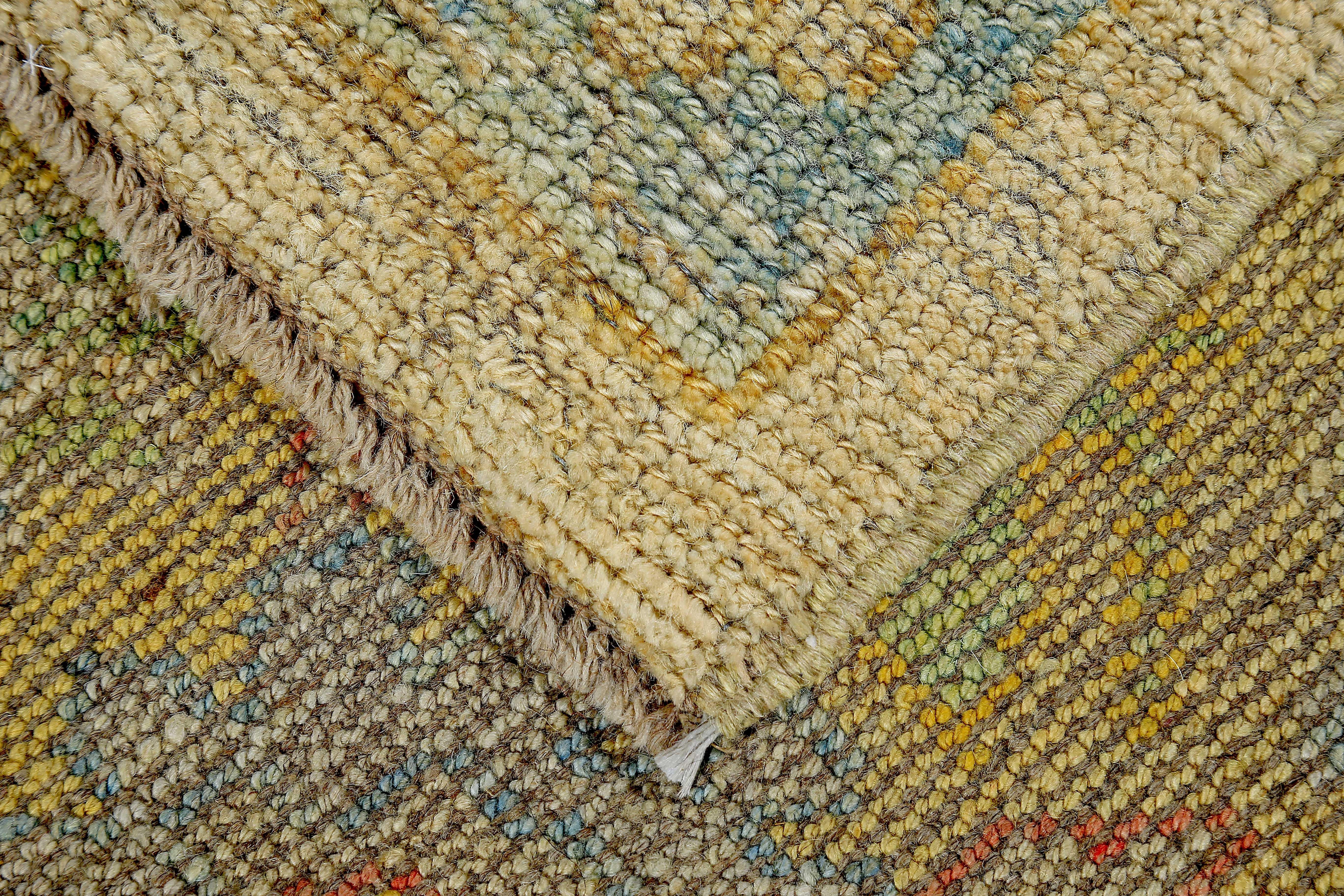 Türkischer Oushak-Teppich mit orangefarbenen und grauen floralen Details auf elfenbeinfarbenem Feld (20. Jahrhundert) im Angebot