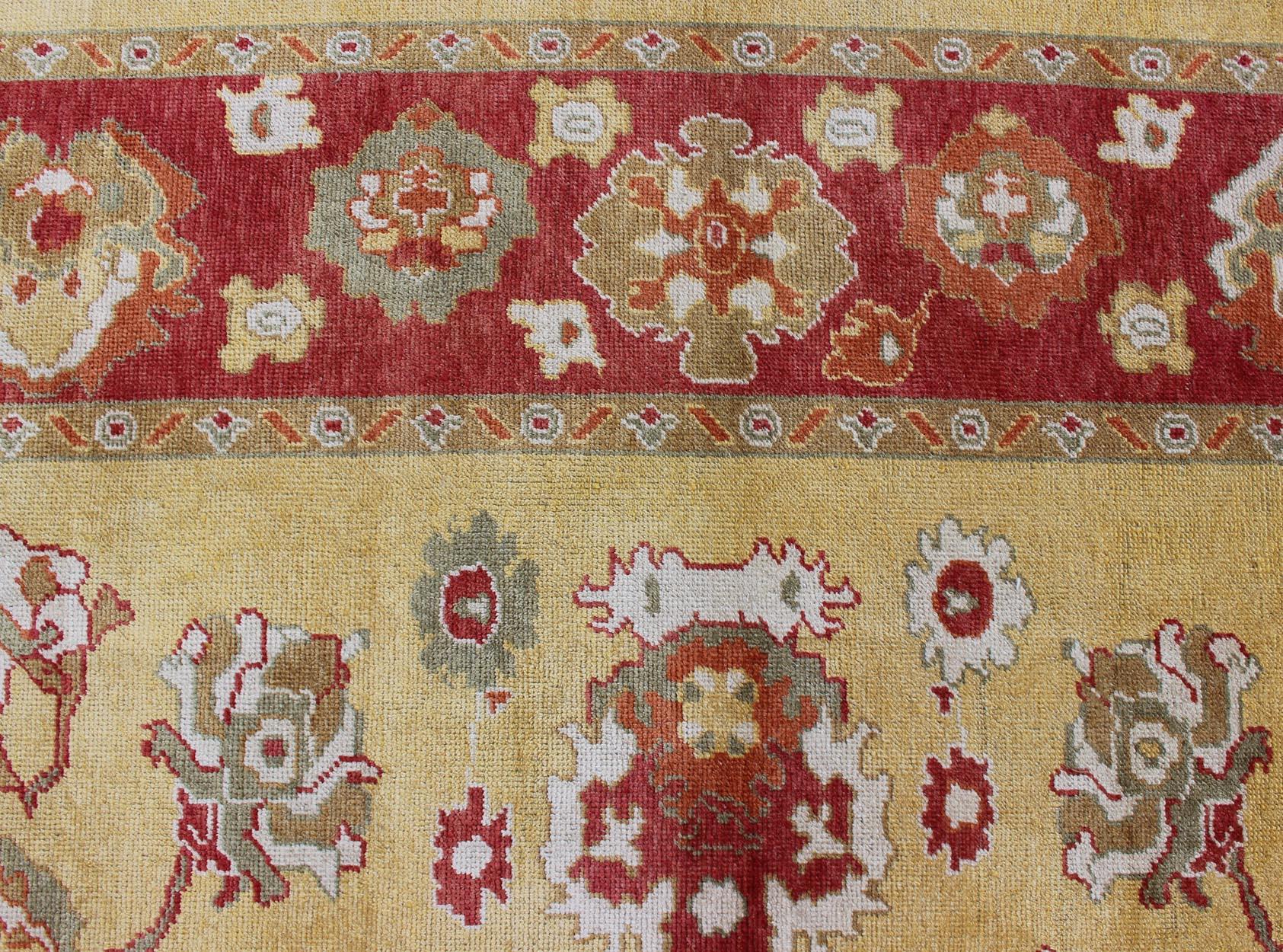Lana Tappeto angora turco Oushak con tavolozza di colori rossi e oro di Keivan Woven Arts in vendita