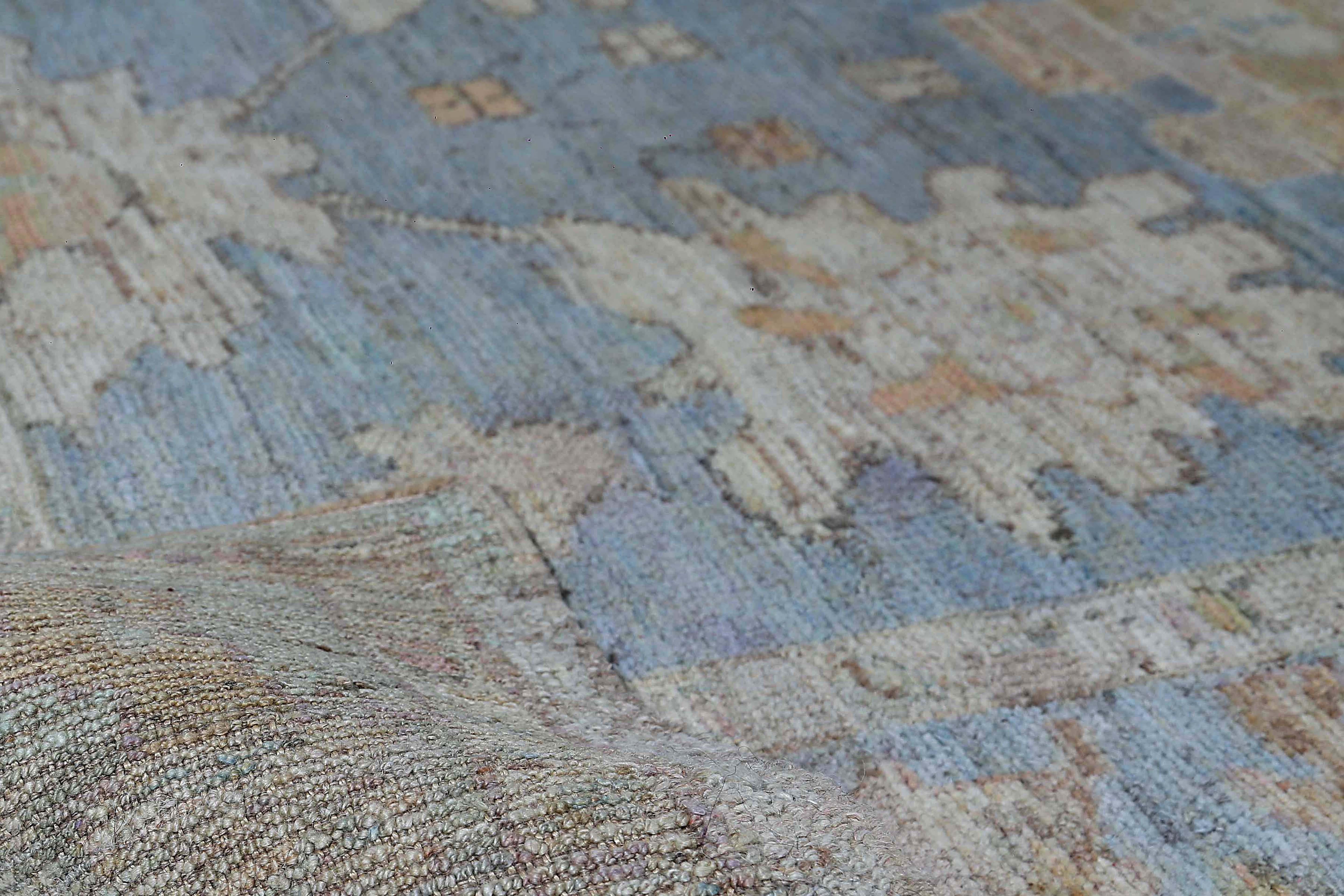 Wir stellen Ihnen unseren atemberaubenden türkischen Oushak-Teppich im Format 5'3'' x 5'4'' vor, der fachmännisch aus hochwertigem Wollmaterial gefertigt wurde, um eine haltbare und langlebige Ergänzung zu Ihrer Einrichtung zu schaffen.

Mit seinem