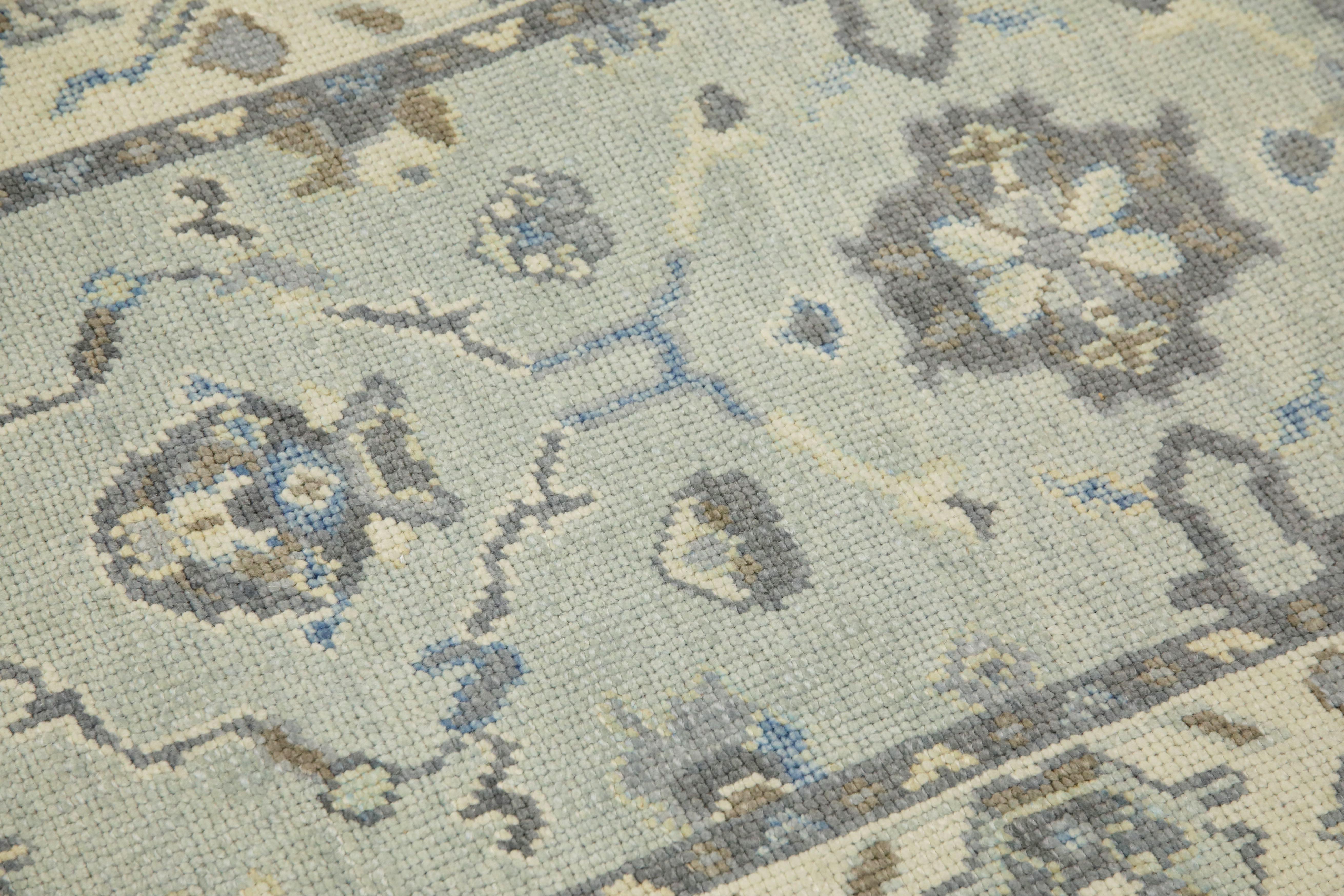 Tappeto turco Oushak Runner blu e grigio con disegno floreale, tessuto a mano.

Valorizza i tuoi interni con il fascino senza tempo di questo runner in lana turca Oushak con disegno floreale blu e grigio, che misura 2'8