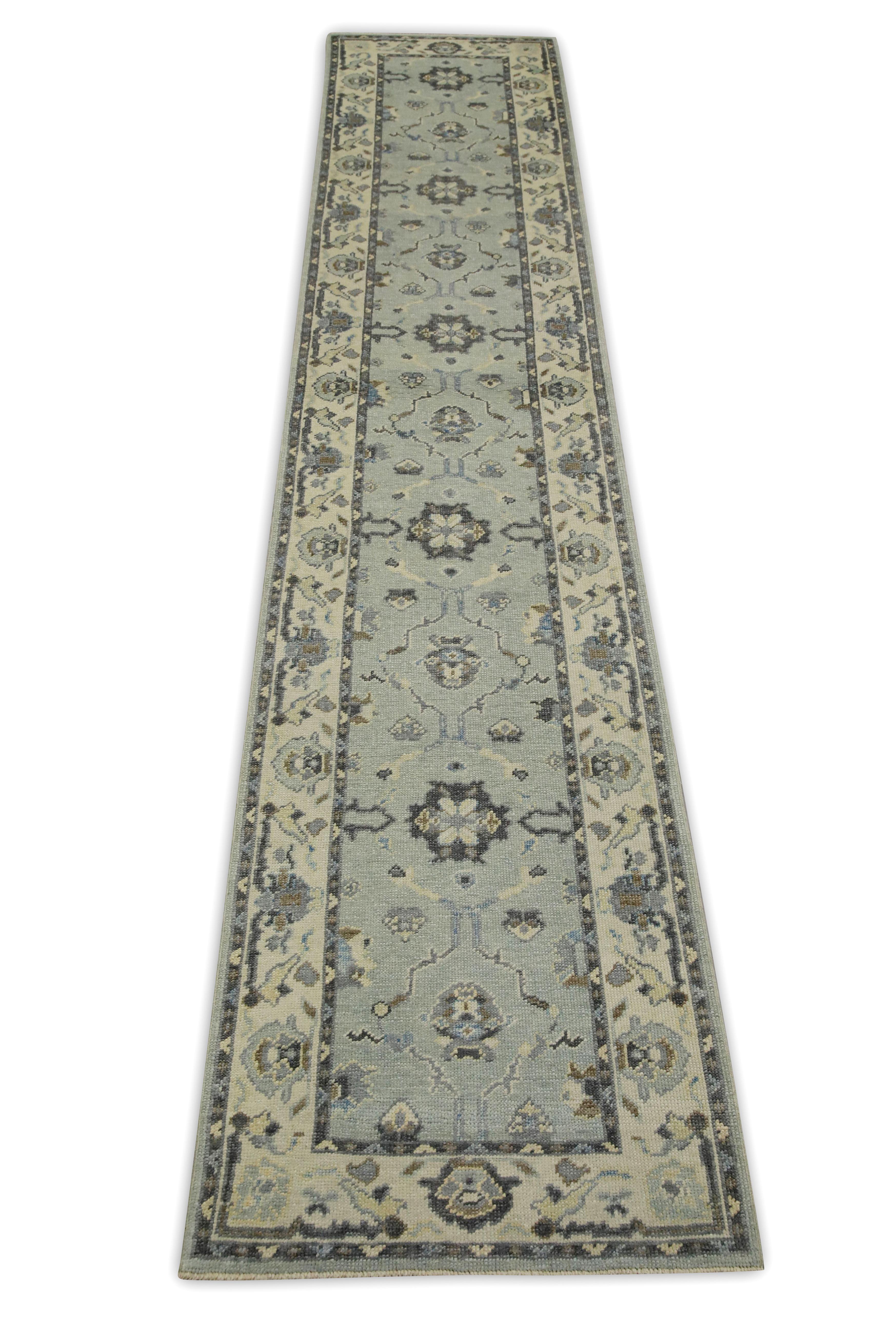 Tappeto turco Oushak Runner blu e grigio con disegno floreale, tessuto a mano. In condizioni Nuovo in vendita a Houston, TX