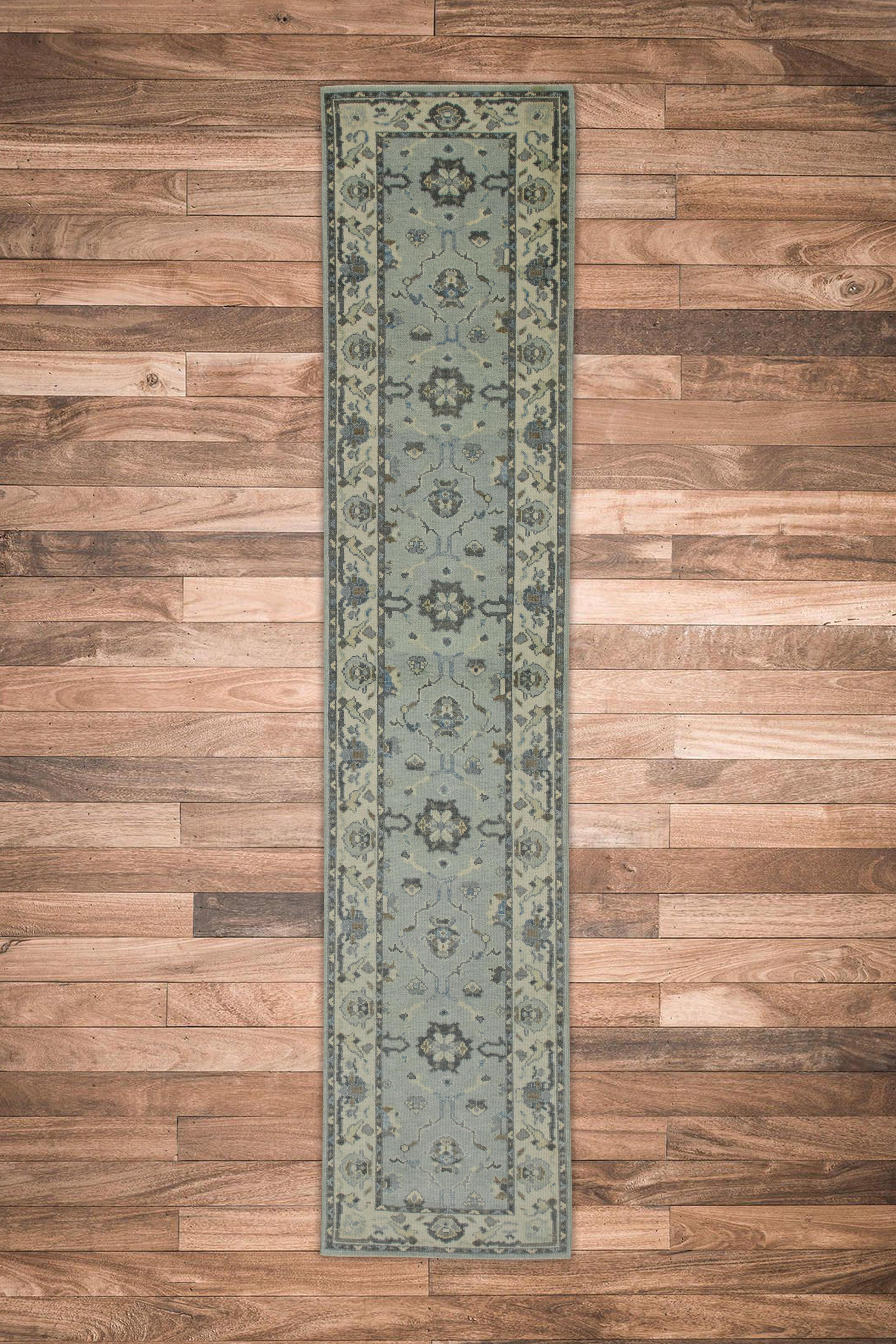 XXI secolo e contemporaneo Tappeto turco Oushak Runner blu e grigio con disegno floreale, tessuto a mano. in vendita
