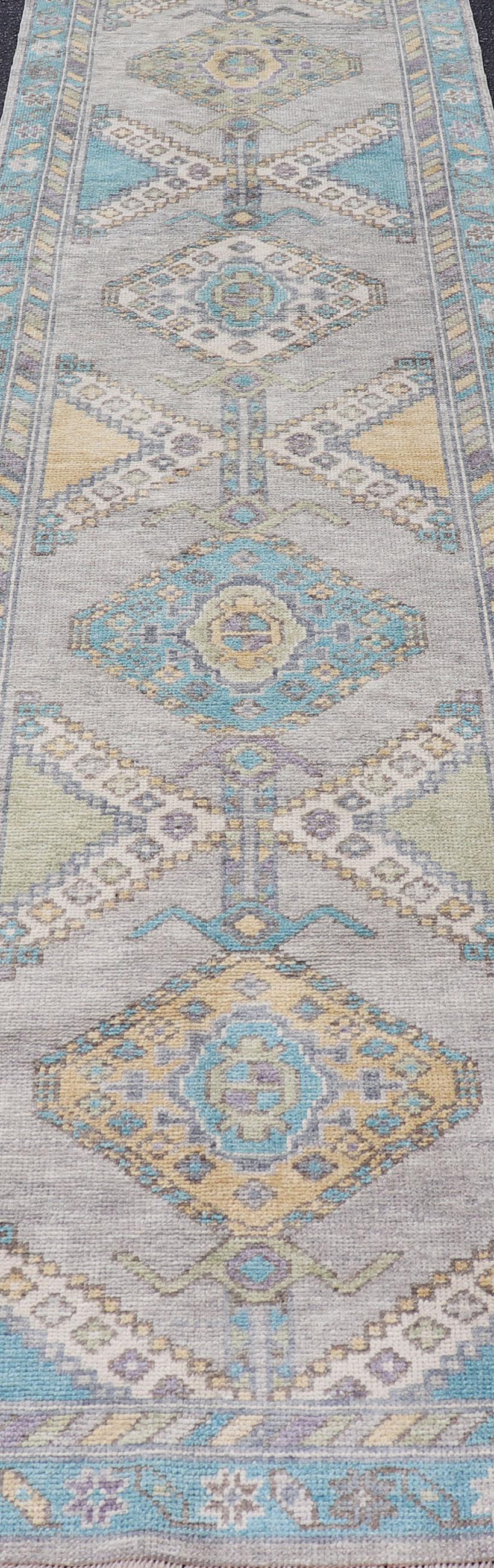 Turkish Oushak Runner in Gray with Sky Blue, Ivory, and Gold  3'0 x 12'9 im Angebot 3