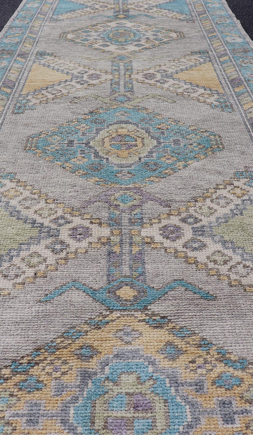 Turkish Oushak Runner in Gray with Sky Blue, Ivory, and Gold  3'0 x 12'9 im Angebot 4