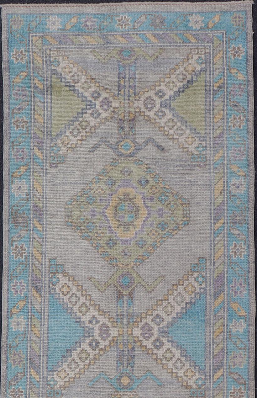 Turkish Oushak Runner in Gray with Sky Blue, Ivory, and Gold  3'0 x 12'9 (Handgeknüpft) im Angebot
