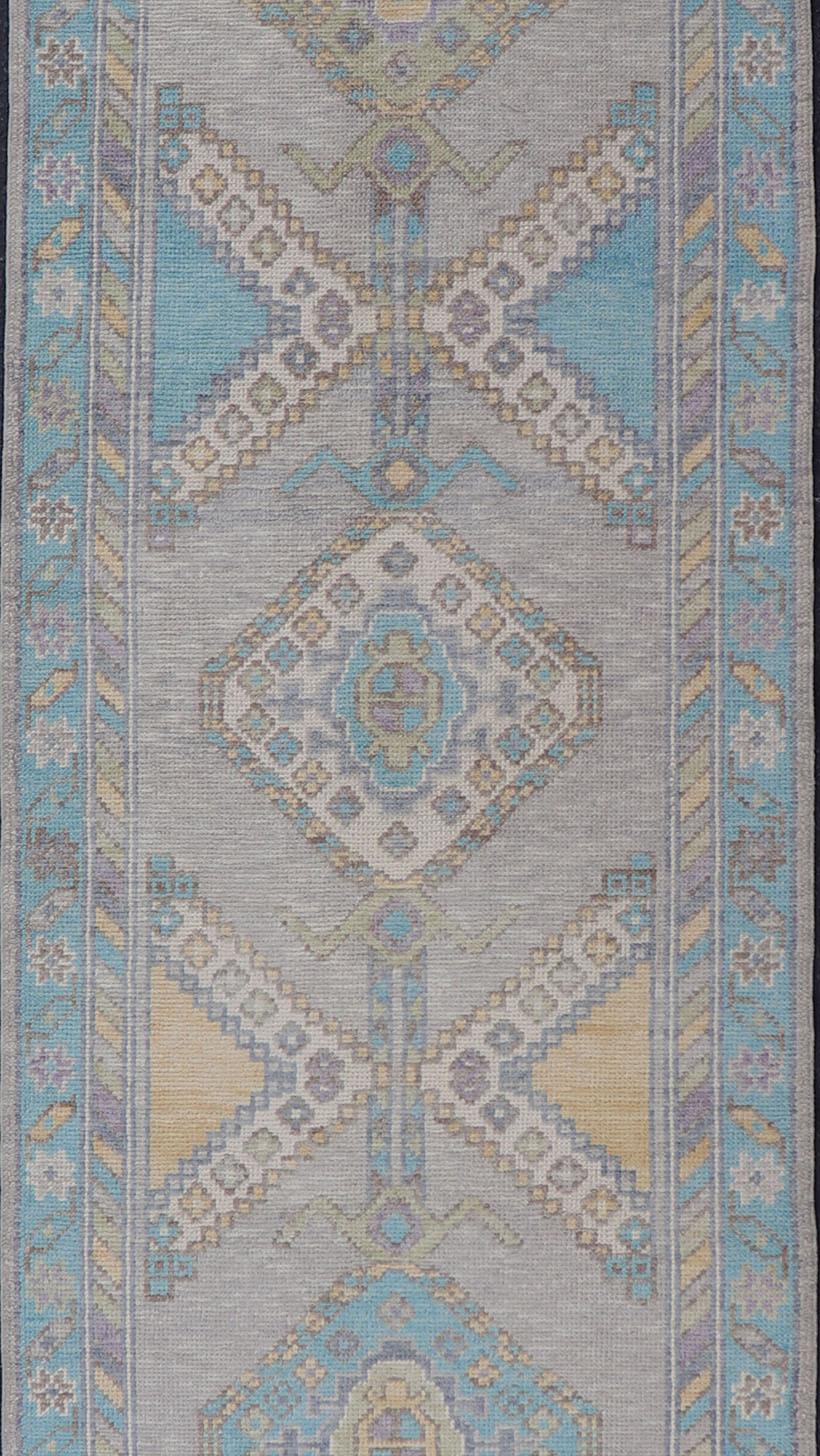Turkish Oushak Runner in Gray with Sky Blue, Ivory, and Gold  3'0 x 12'9 im Zustand „Gut“ im Angebot in Atlanta, GA