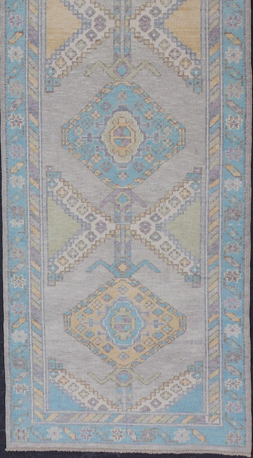 Turkish Oushak Runner in Gray with Sky Blue, Ivory, and Gold  3'0 x 12'9 (21. Jahrhundert und zeitgenössisch) im Angebot