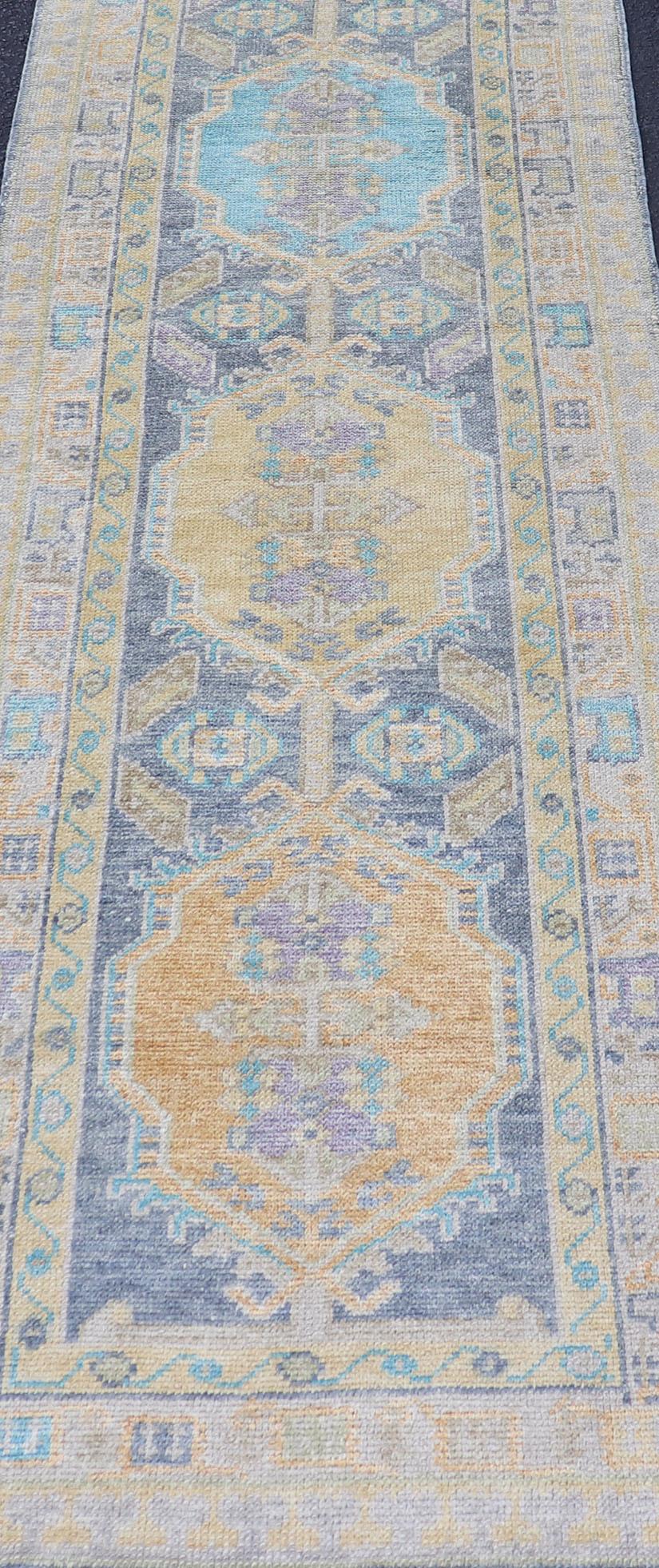 Türkischer Oushak Läufer in Hellblau und zartem Gold Medaillon Design 2'7 x 12'1 im Angebot 4