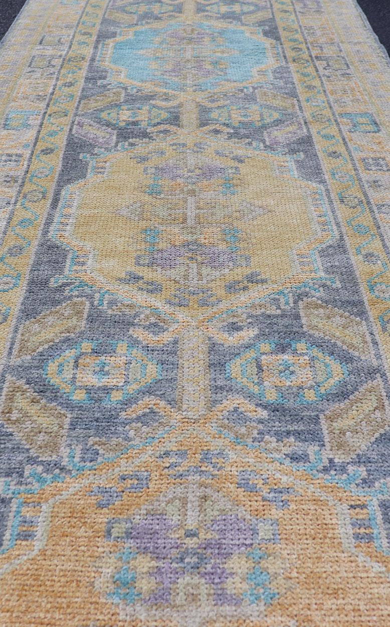 Türkischer Oushak Läufer in Hellblau und zartem Gold Medaillon Design 2'7 x 12'1 im Angebot 5