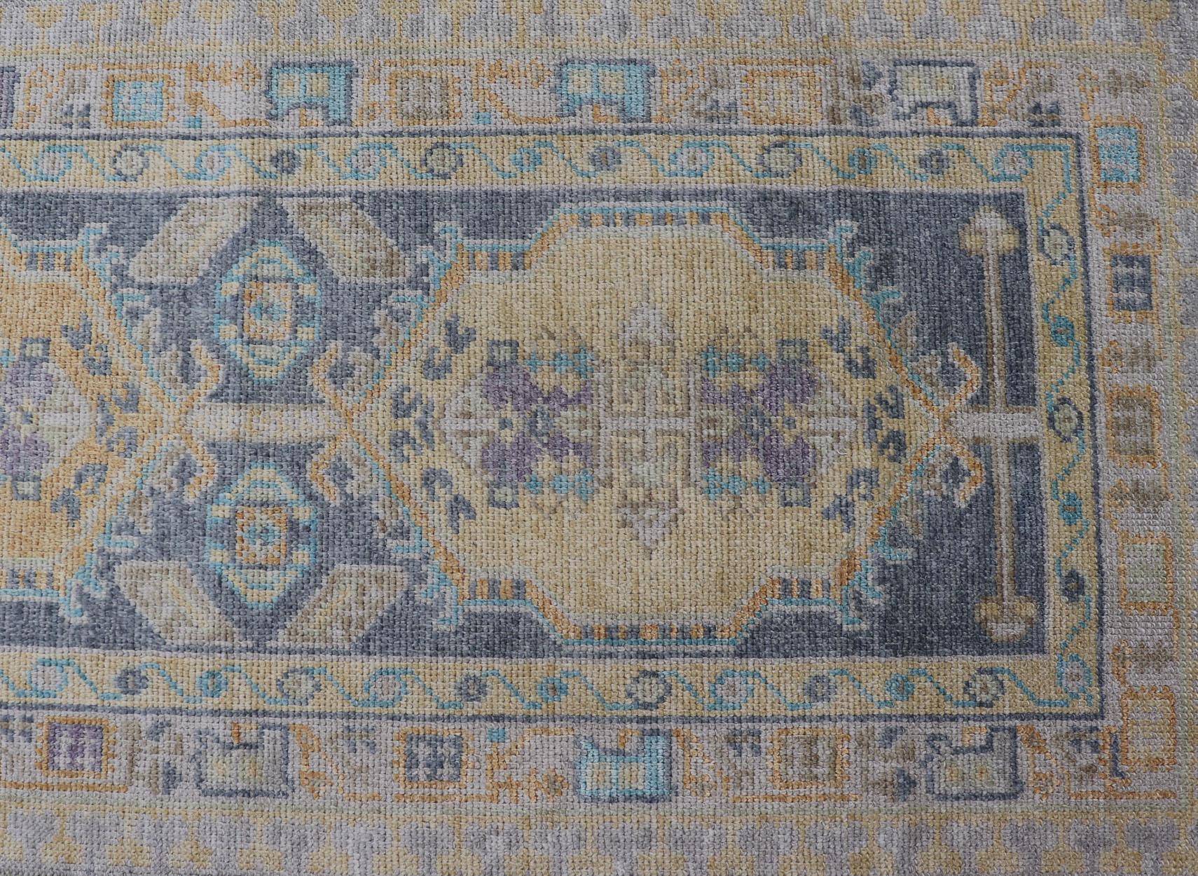 Maße: 2'7 x 10'1 

Türkischer Oushak-Läufer in Hellblau und zartgoldenem Medaillon-Design 2'7 x 12'1.  Keivan Woven Arts. teppich /EN-5017 / Anfang 21. Jahrhundert, Türkischer Oushak.

Dieser handgeknüpfte türkische Oushak-Läufer zeichnet sich durch