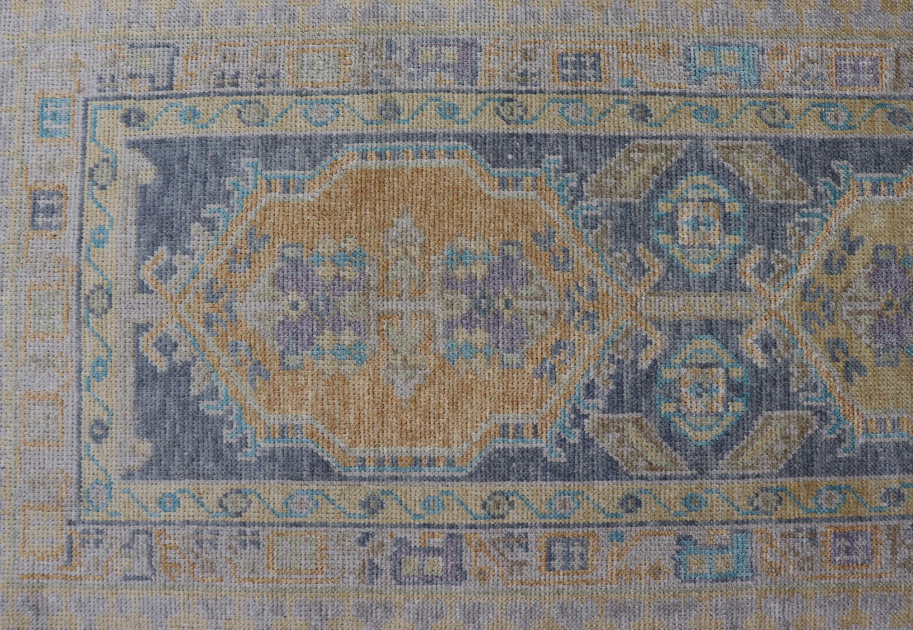 Türkischer Oushak Läufer in Hellblau und zartem Gold Medaillon Design 2'7 x 12'1 (Handgeknüpft) im Angebot