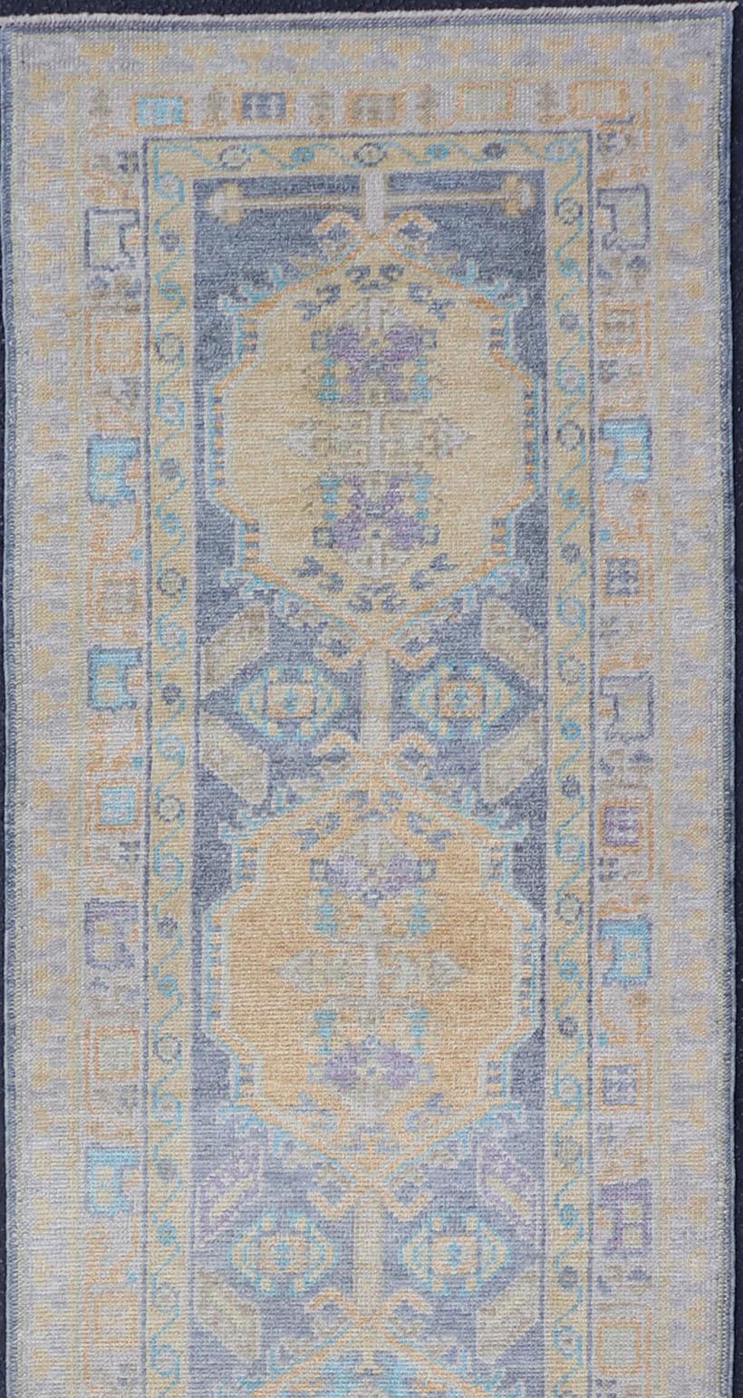 Türkischer Oushak Läufer in Hellblau und zartem Gold Medaillon Design 2'7 x 12'1 im Zustand „Hervorragend“ im Angebot in Atlanta, GA
